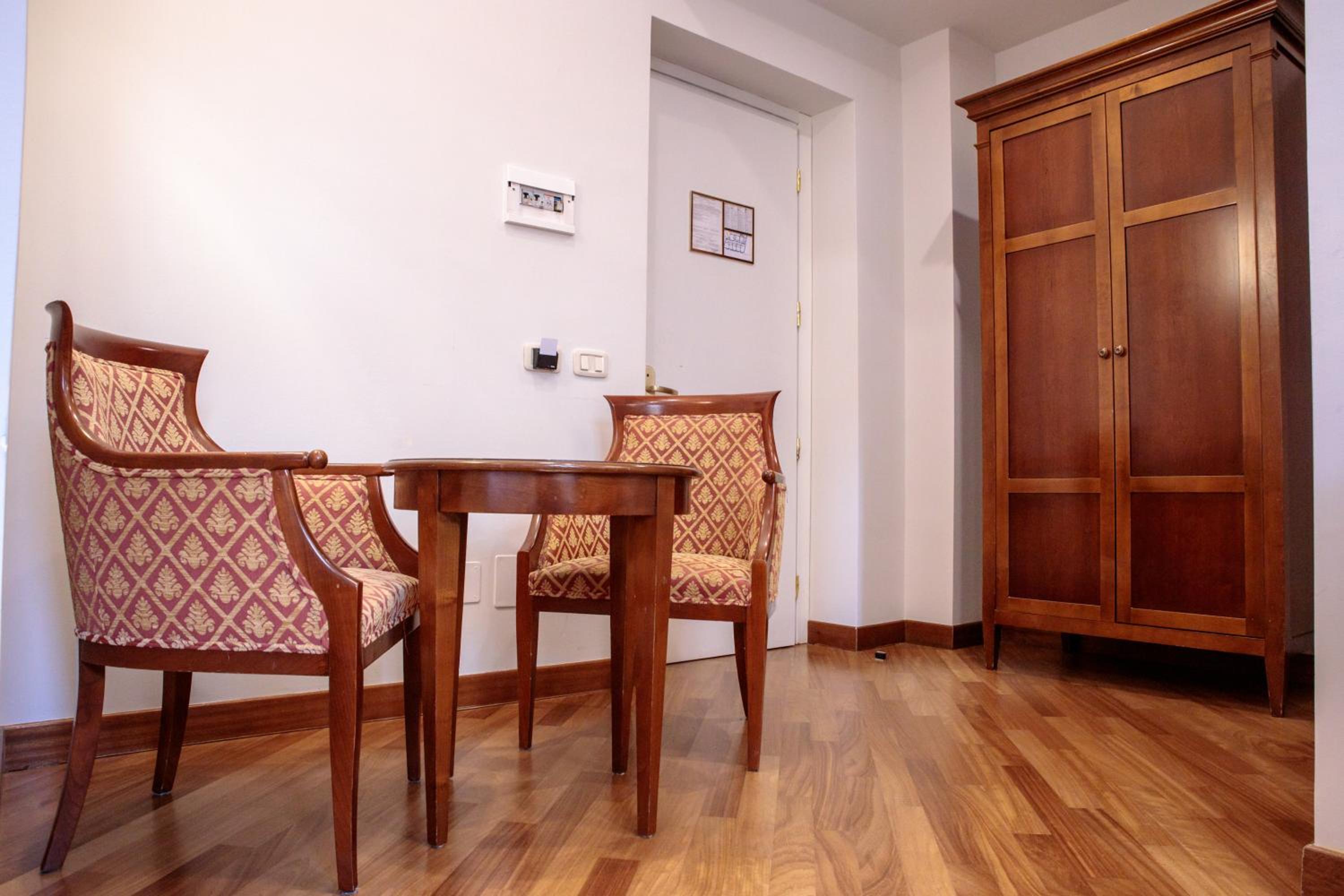 Standard Twin Room - Photo 3
