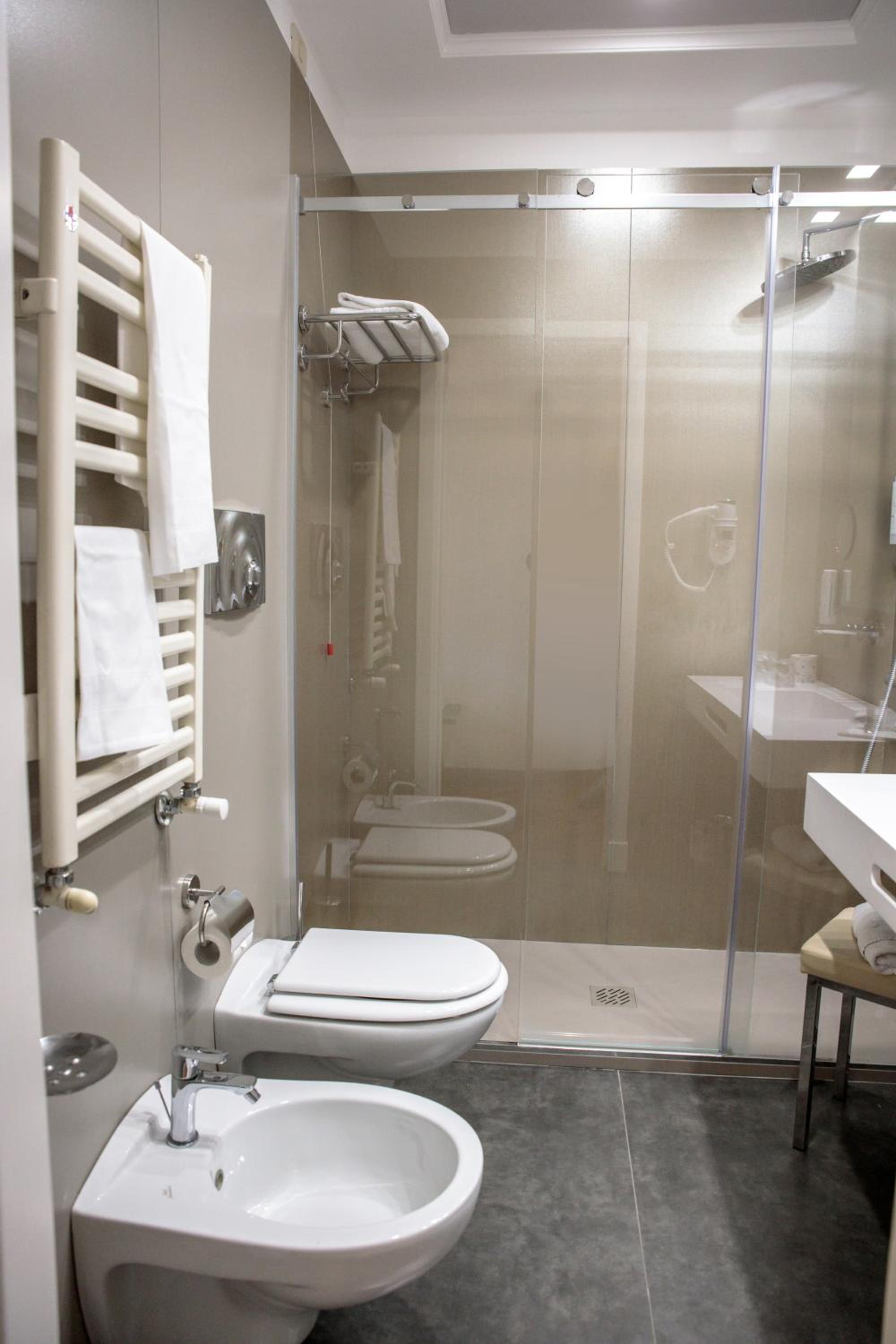 Standard Twin Room - Photo 4