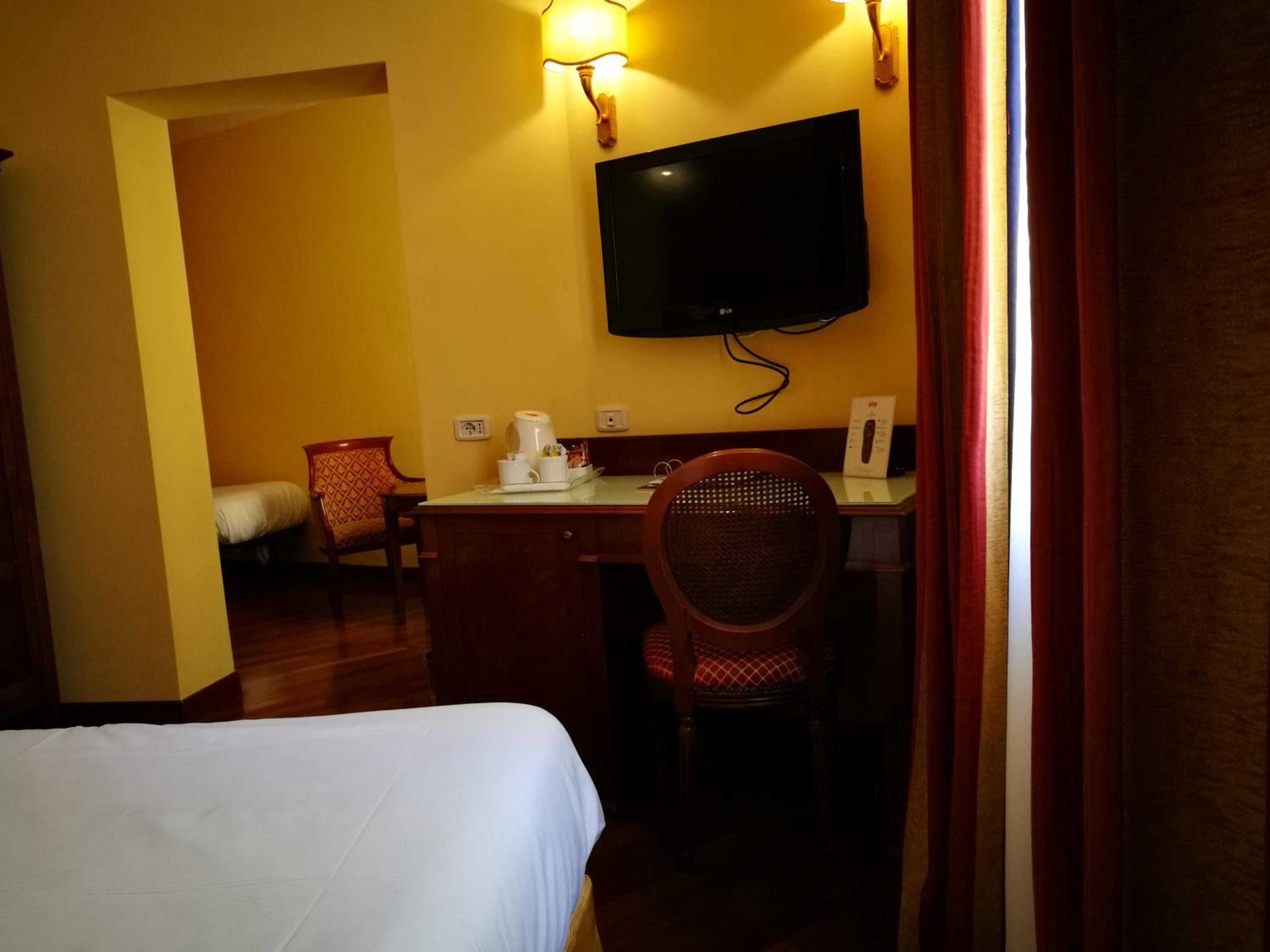 Standard Twin Room - Photo 7