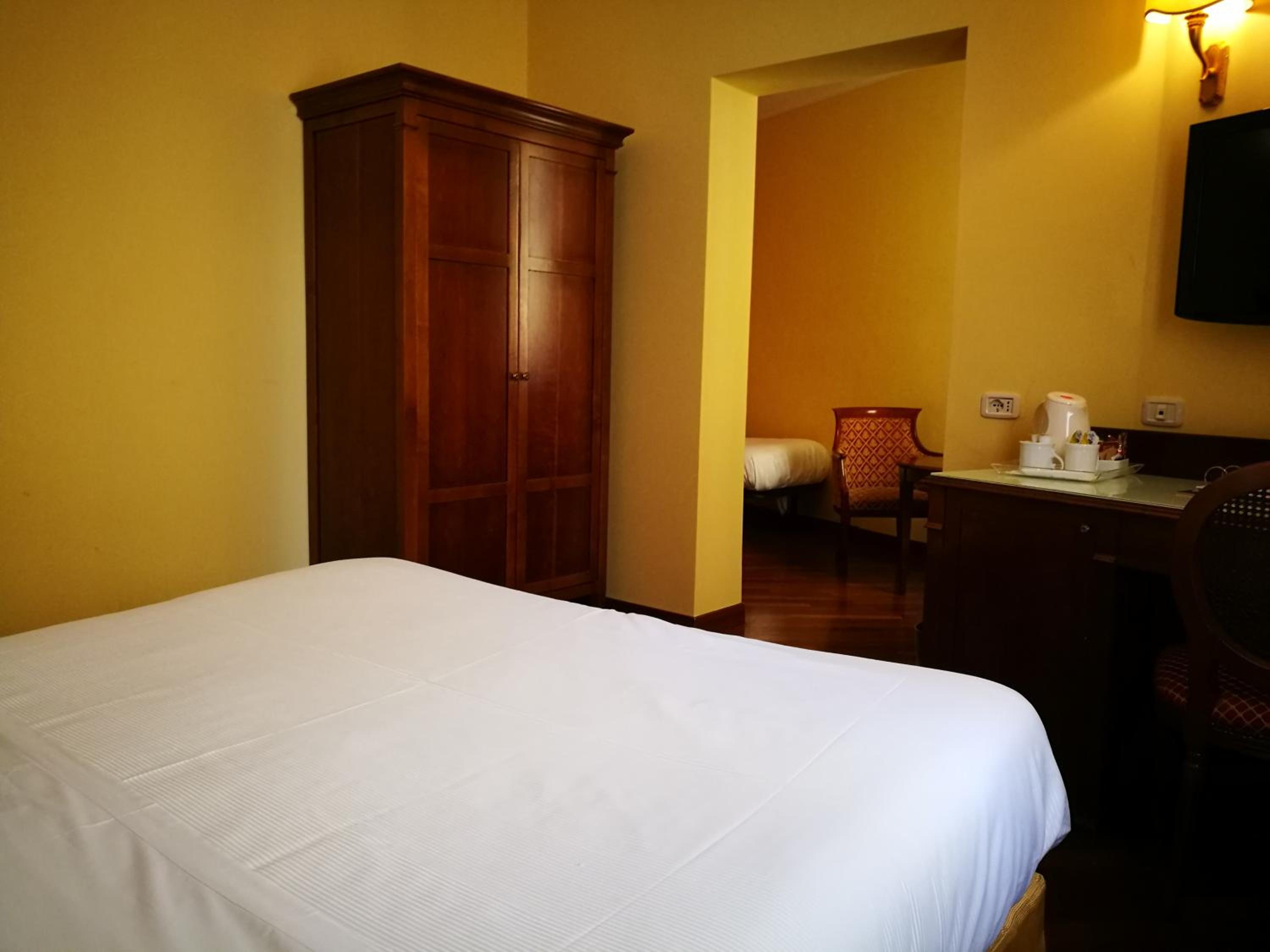 Standard Twin Room - Photo 6