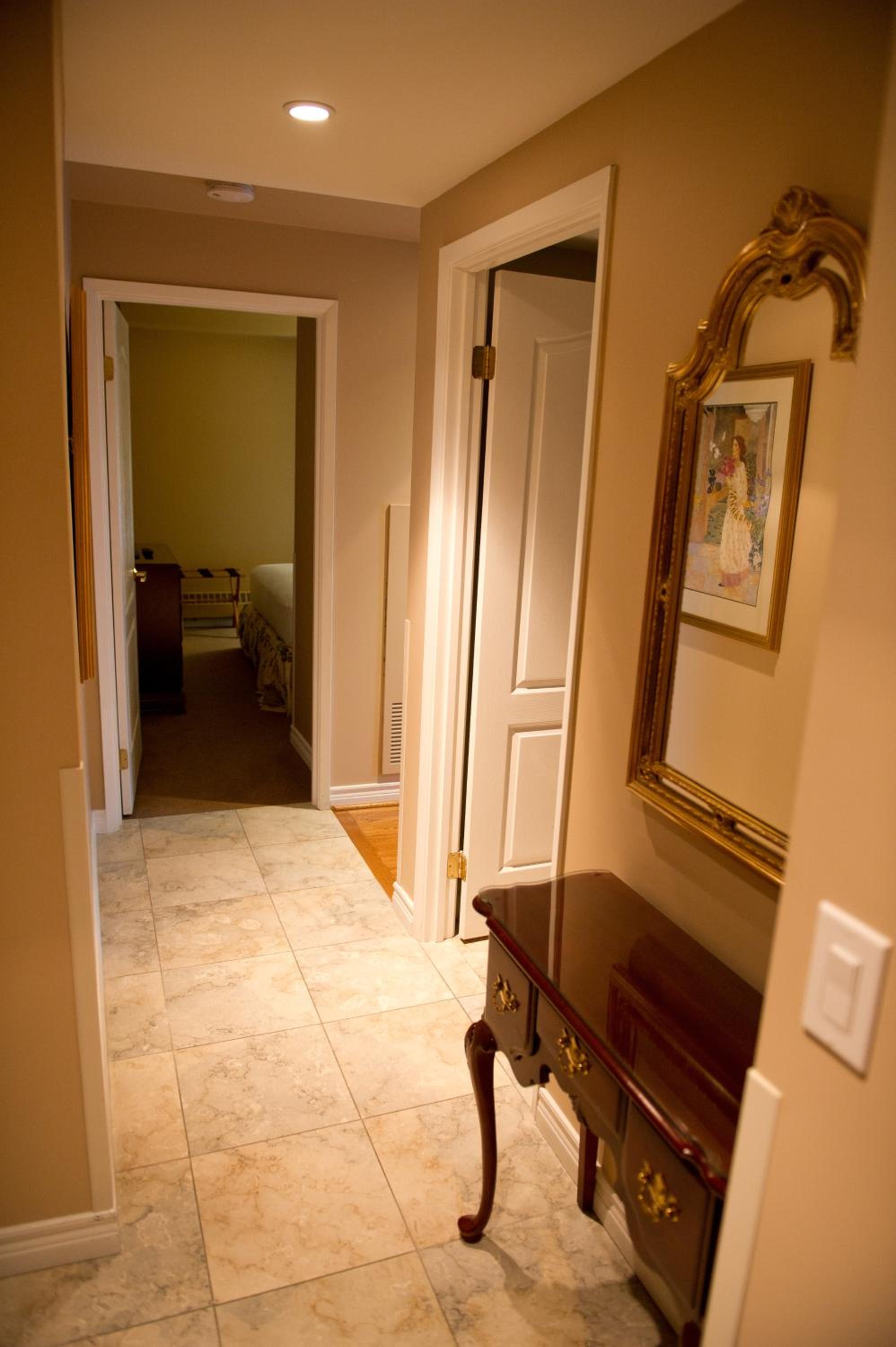 One-Bedroom Suite - Photo 7