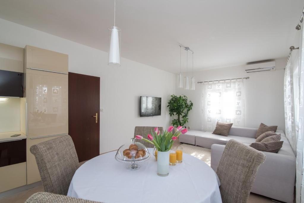 Deluxe Two-Bedroom Apartment with Terrace and Sea View photo 1