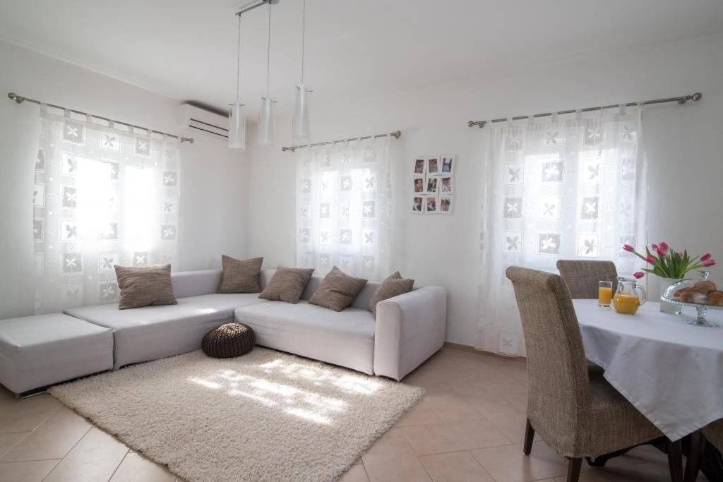Deluxe Two-Bedroom Apartment with Terrace and Sea View photo 3