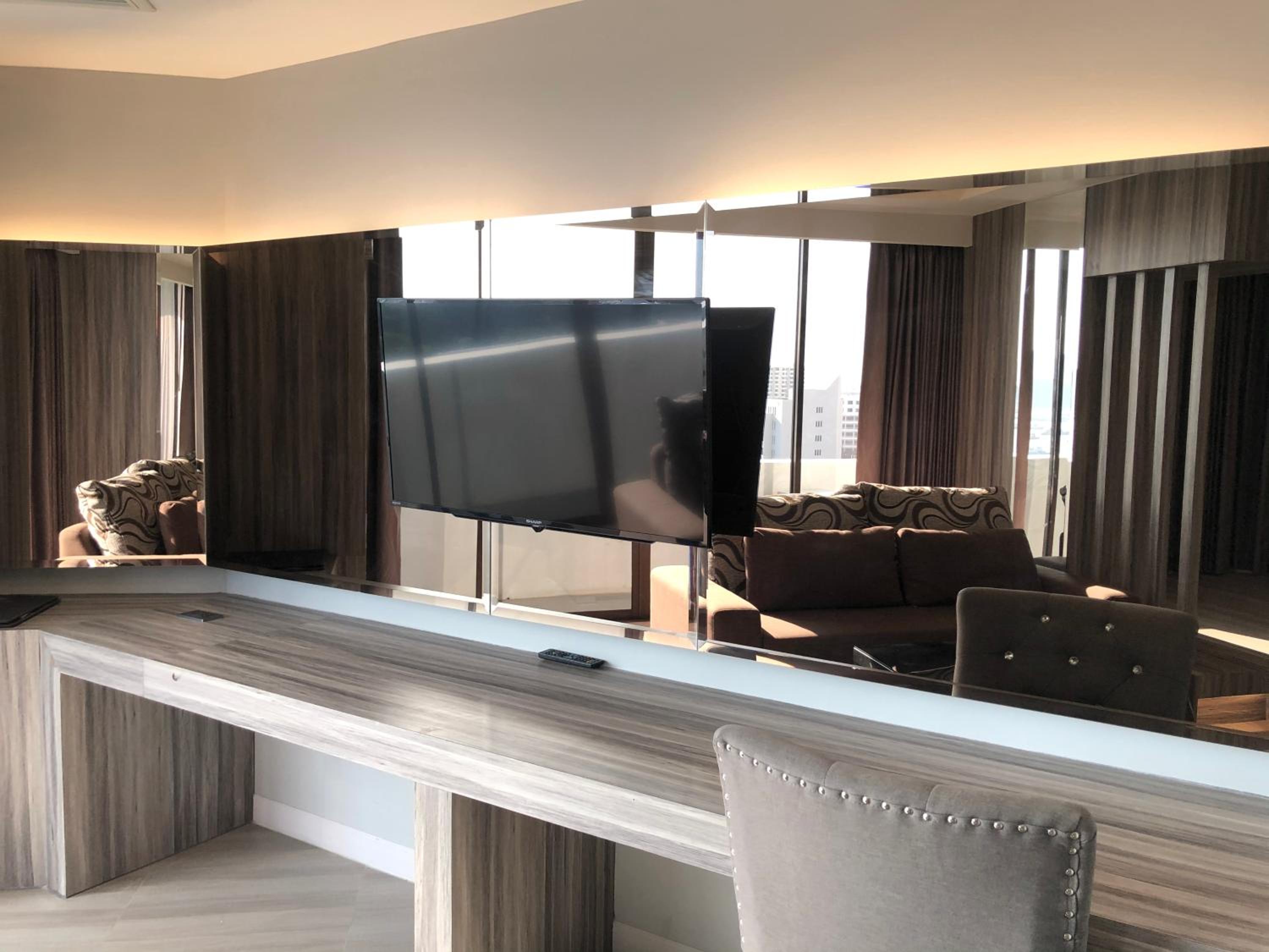 Executive Suite - Photo 14