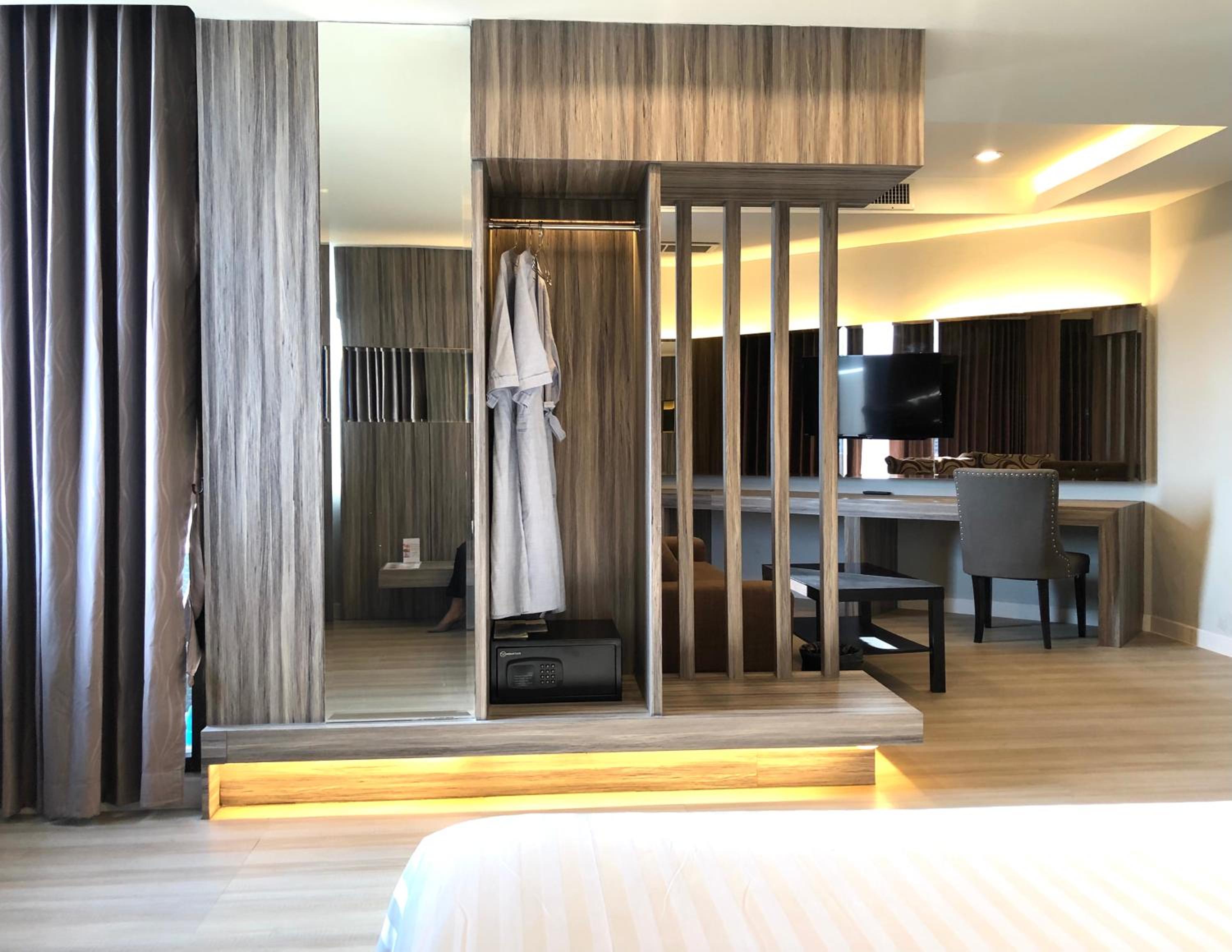 Executive Suite - Photo 13