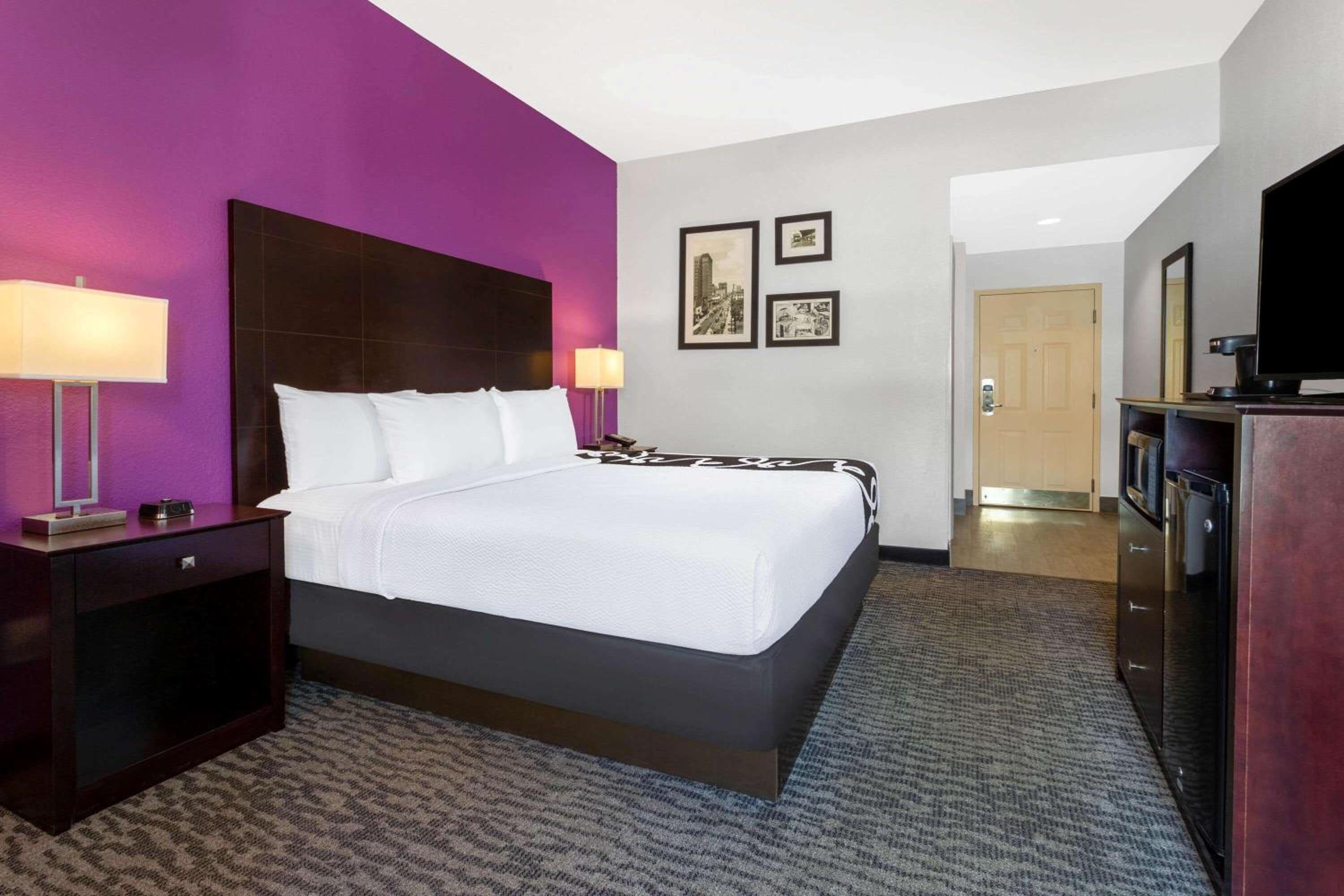 1 King Bed, Mobility/Hearing Access Room, Roll-In Shower, 1st Floor, No-Smoking photo 1