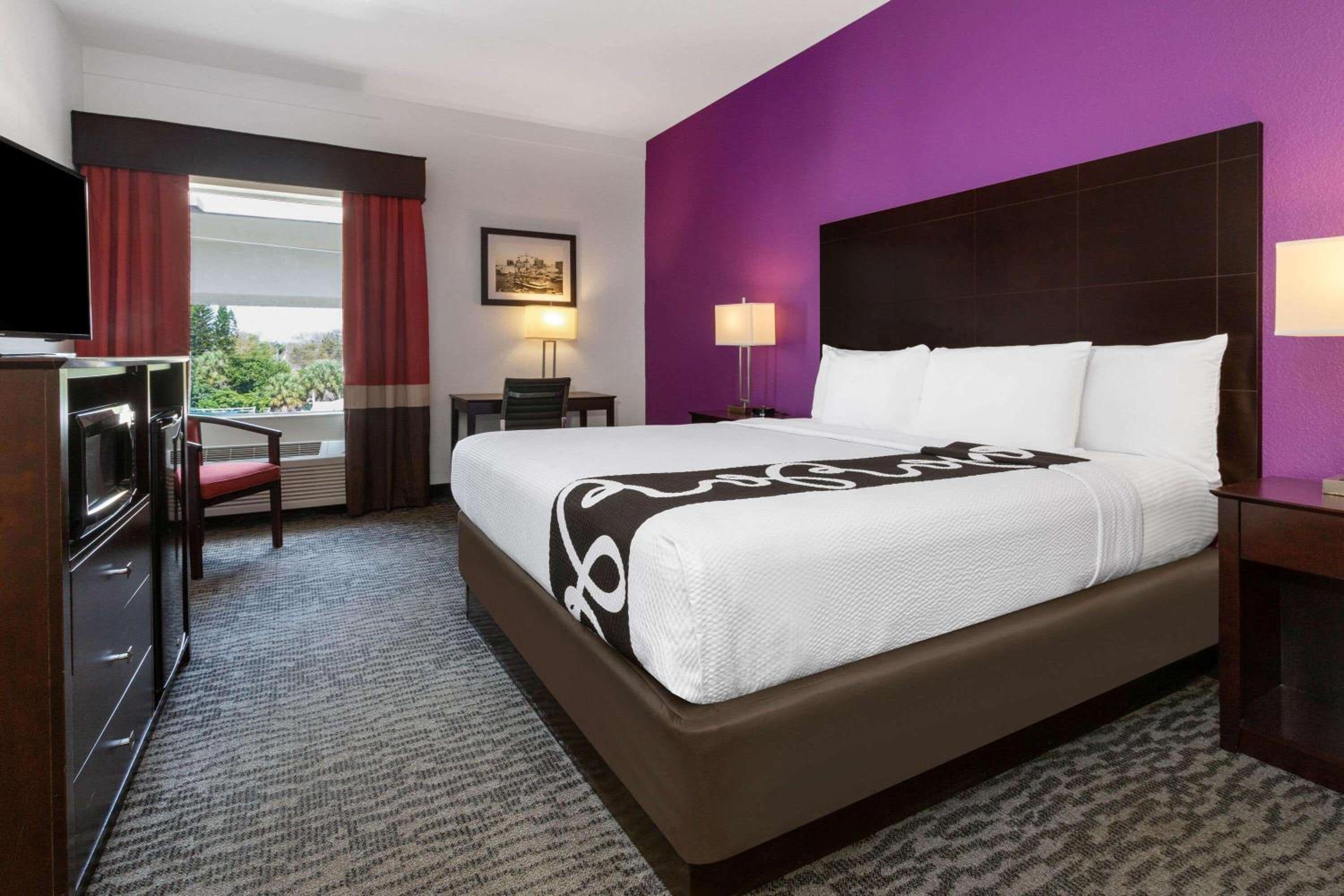 1 King Bed, Efficiency Studio Suite, Full Kitchen, Non-Smoking - Photo 7