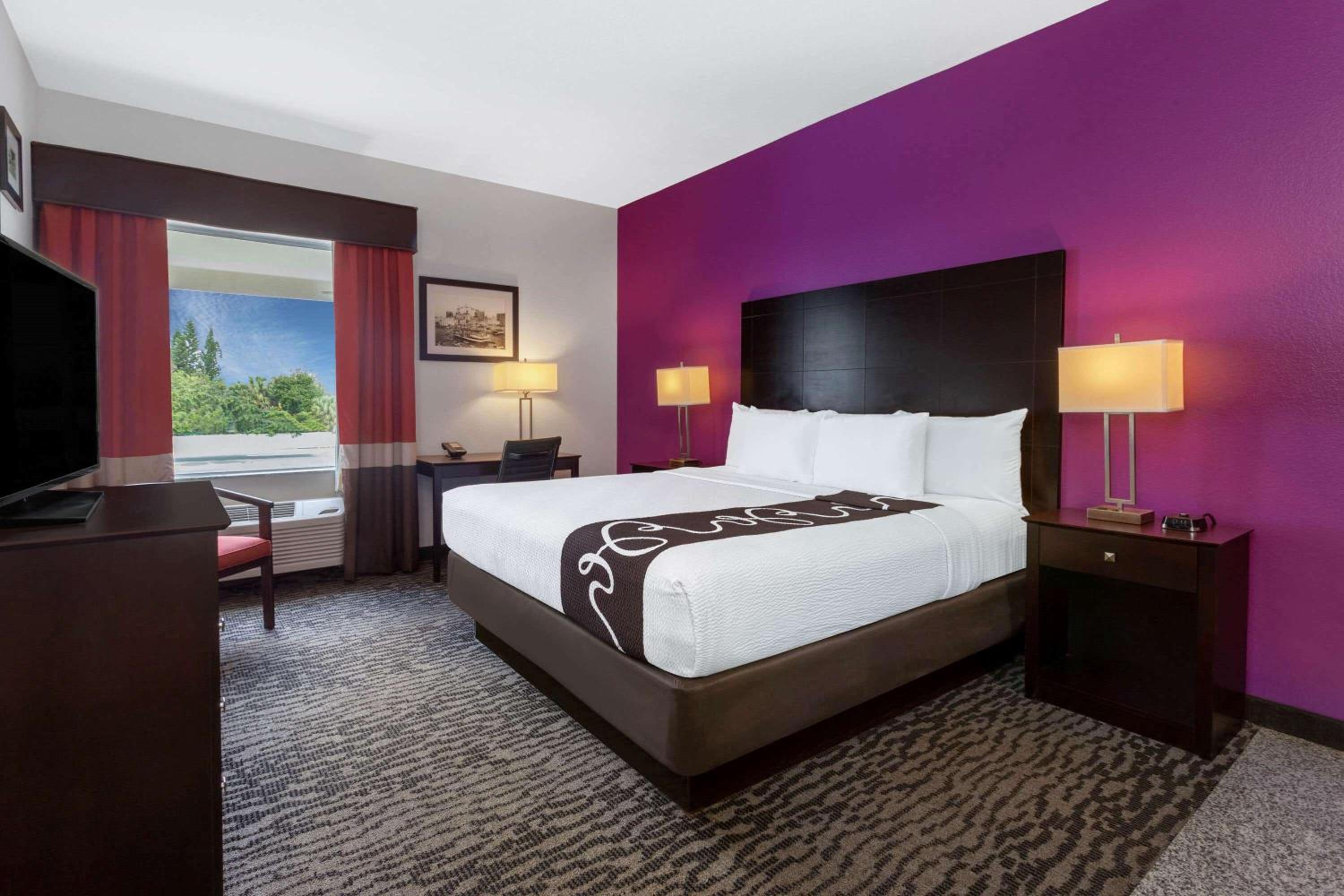 King Room - Non-Smoking - Photo 1