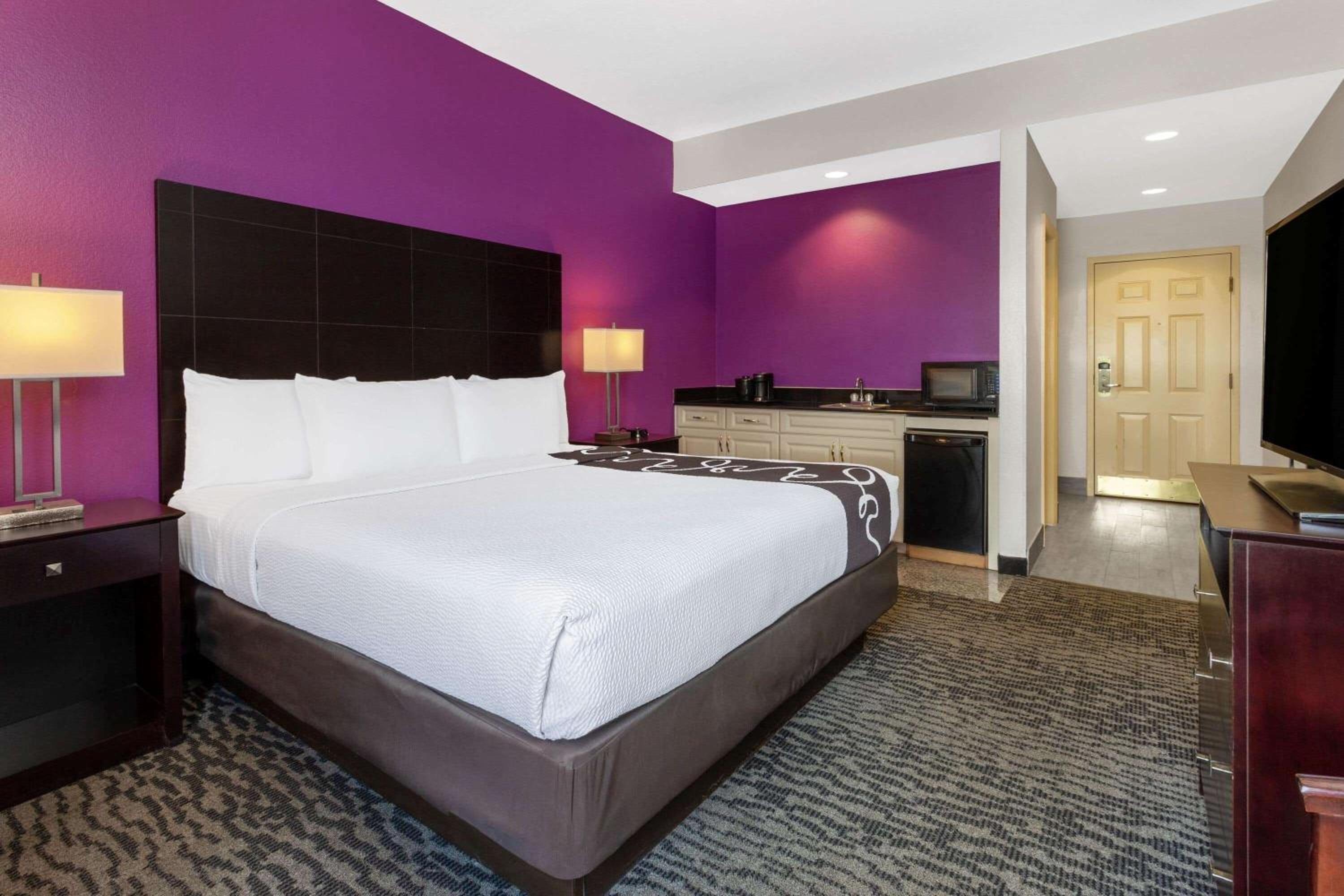 1 King Bed, Efficiency Studio Suite, Full Kitchen, Non-Smoking - Photo 1