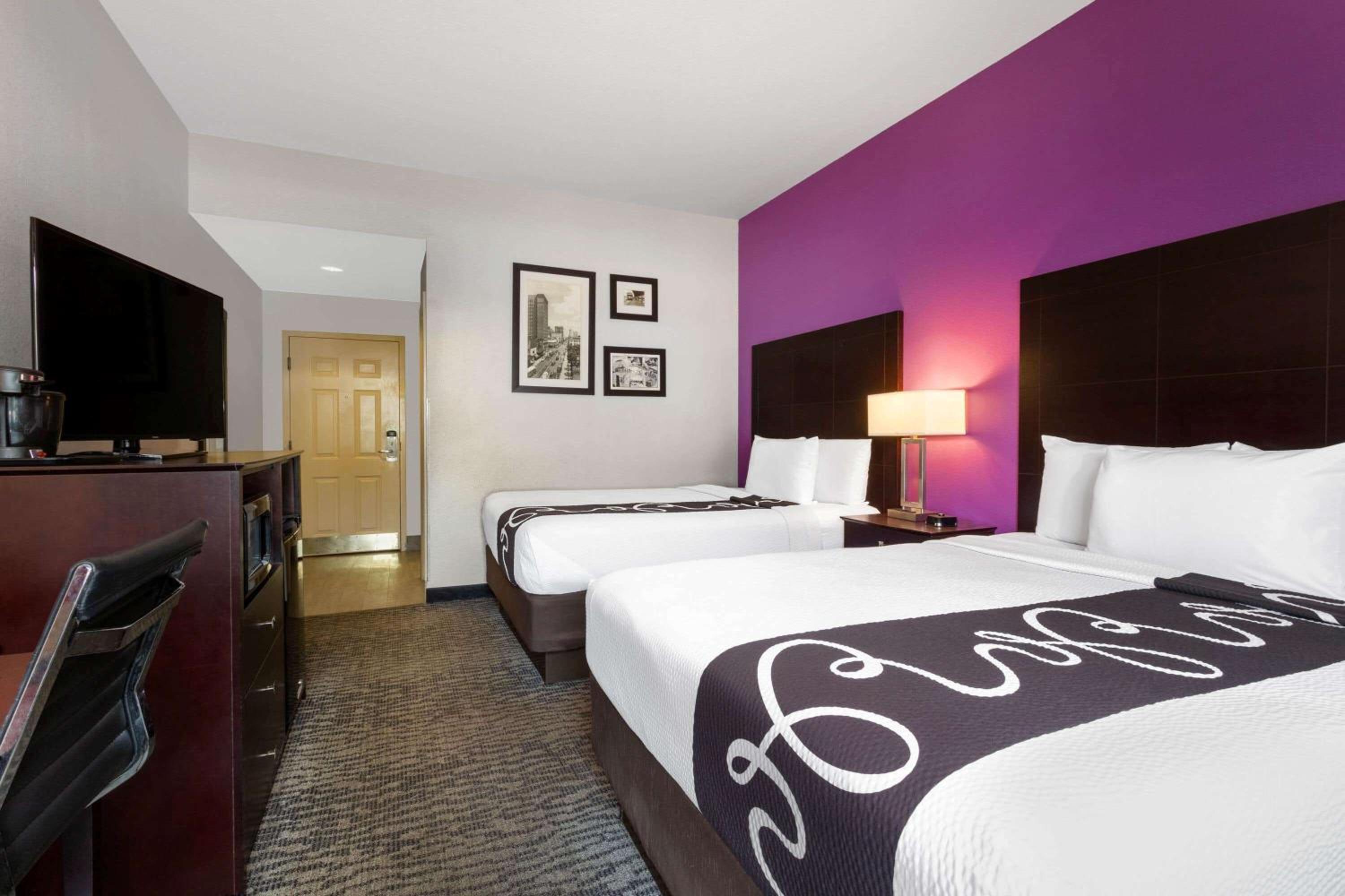 Double Room with Two Double Beds - Photo 11