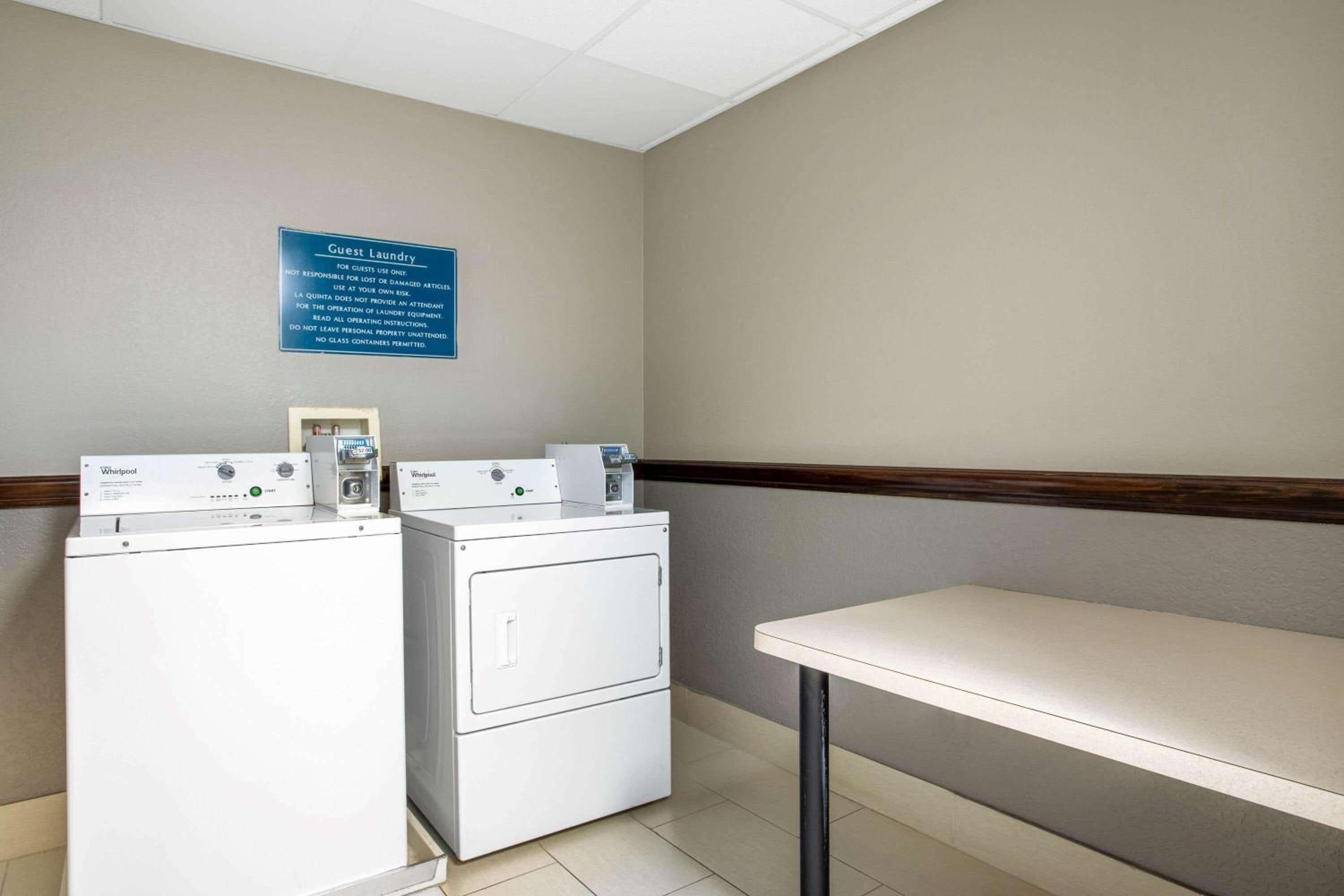 Double Room with Two Double Beds - Photo 10