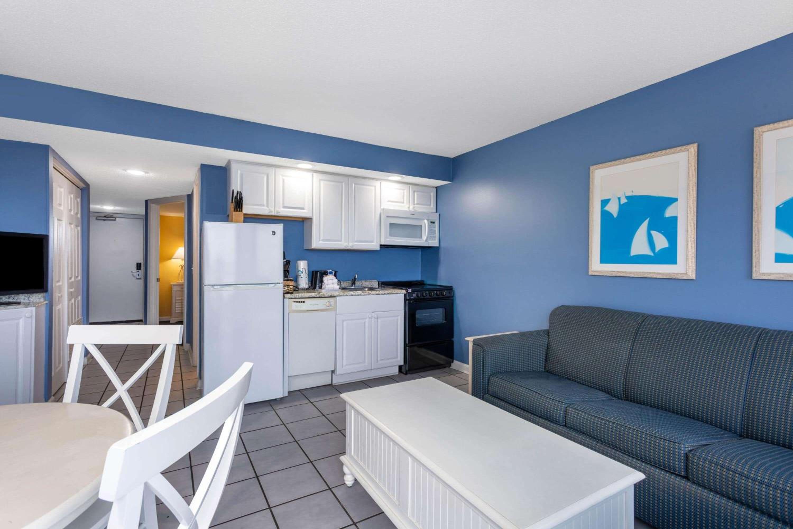 Queen Suite with Partial View - Non-Smoking