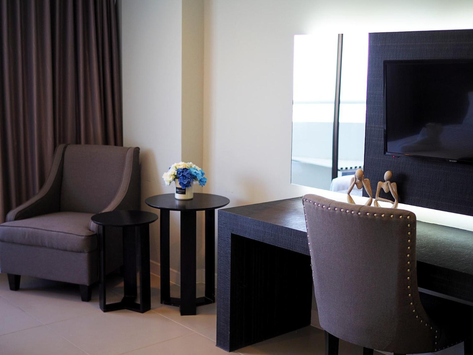 Deluxe Twin Room with Sea View - Photo 8
