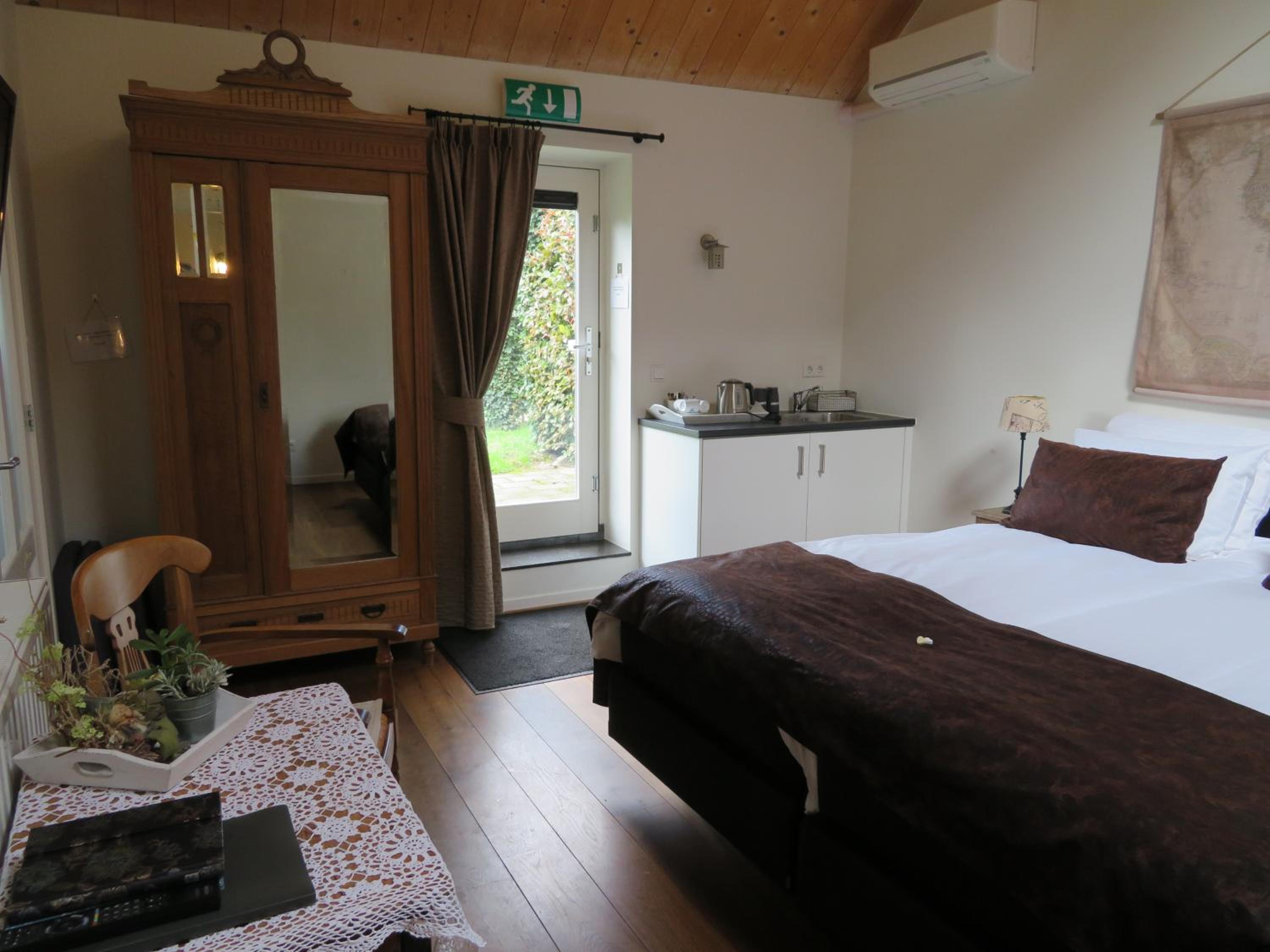 Economy Twin Room with Private Bathroom photo 1