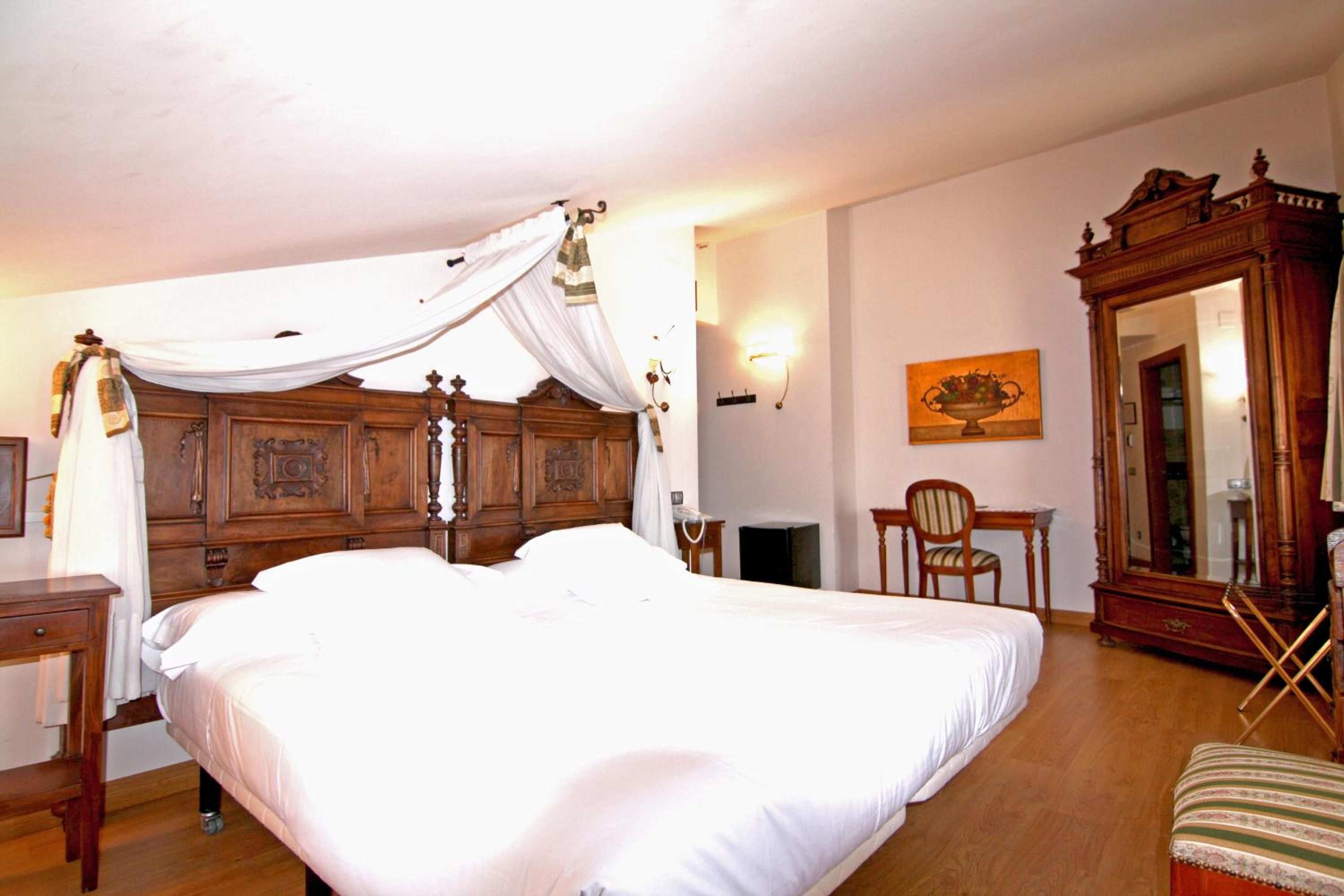 Deluxe Double Room with Spa Bath  - Photo 2
