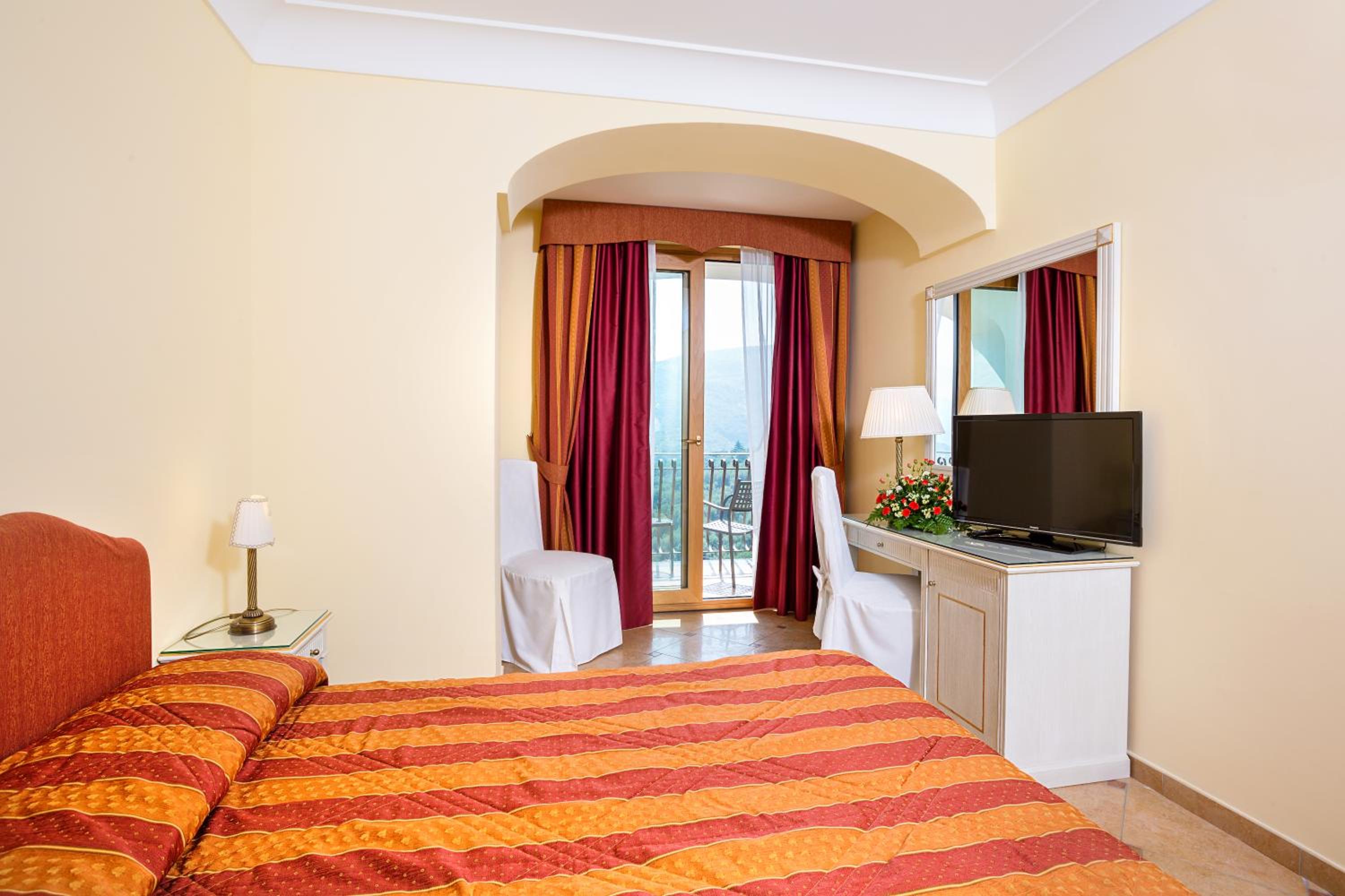 Triple Room with Balcony and Partial Sea View - Photo 3