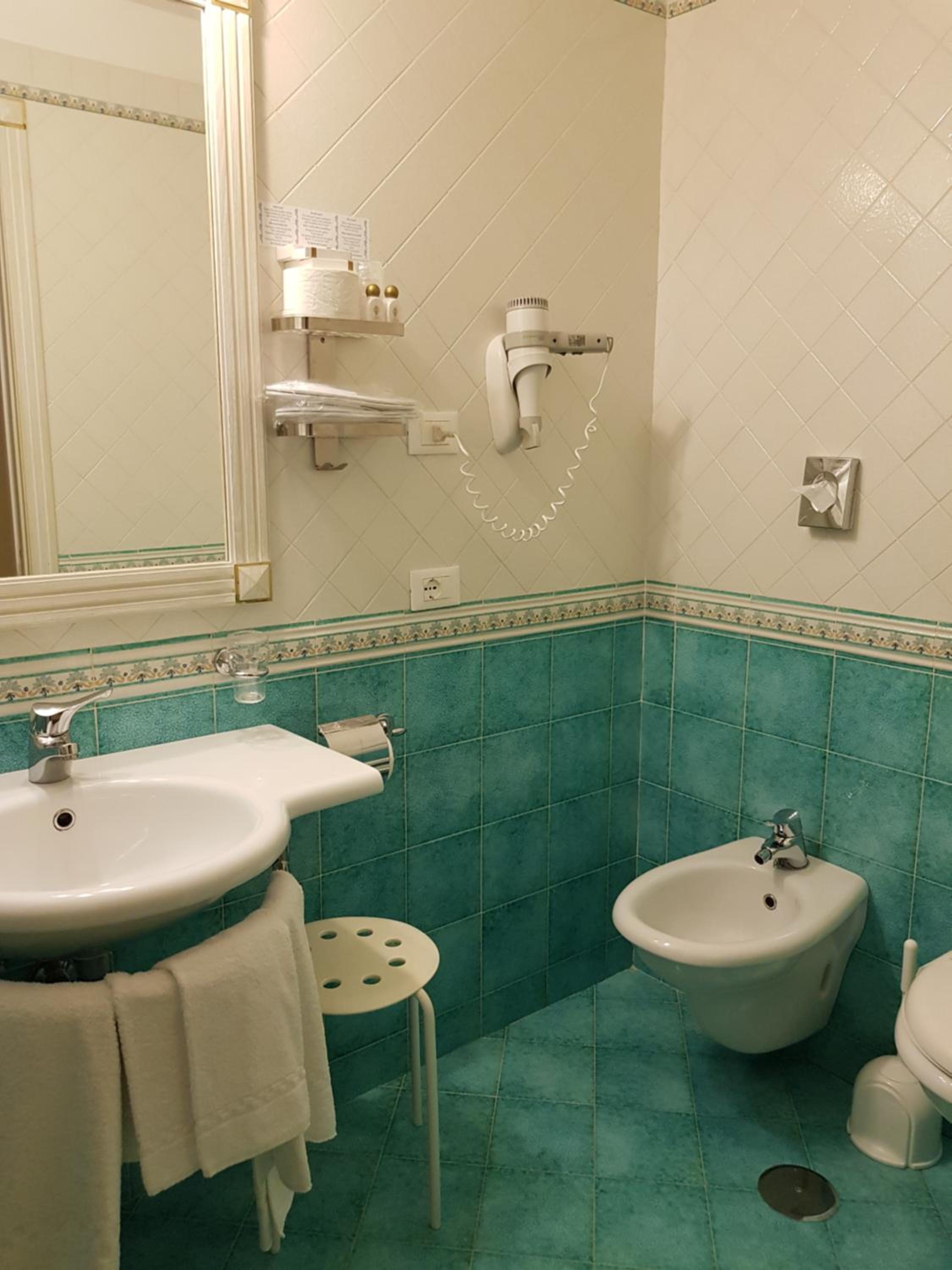 Double Room with Balcony - Photo 3