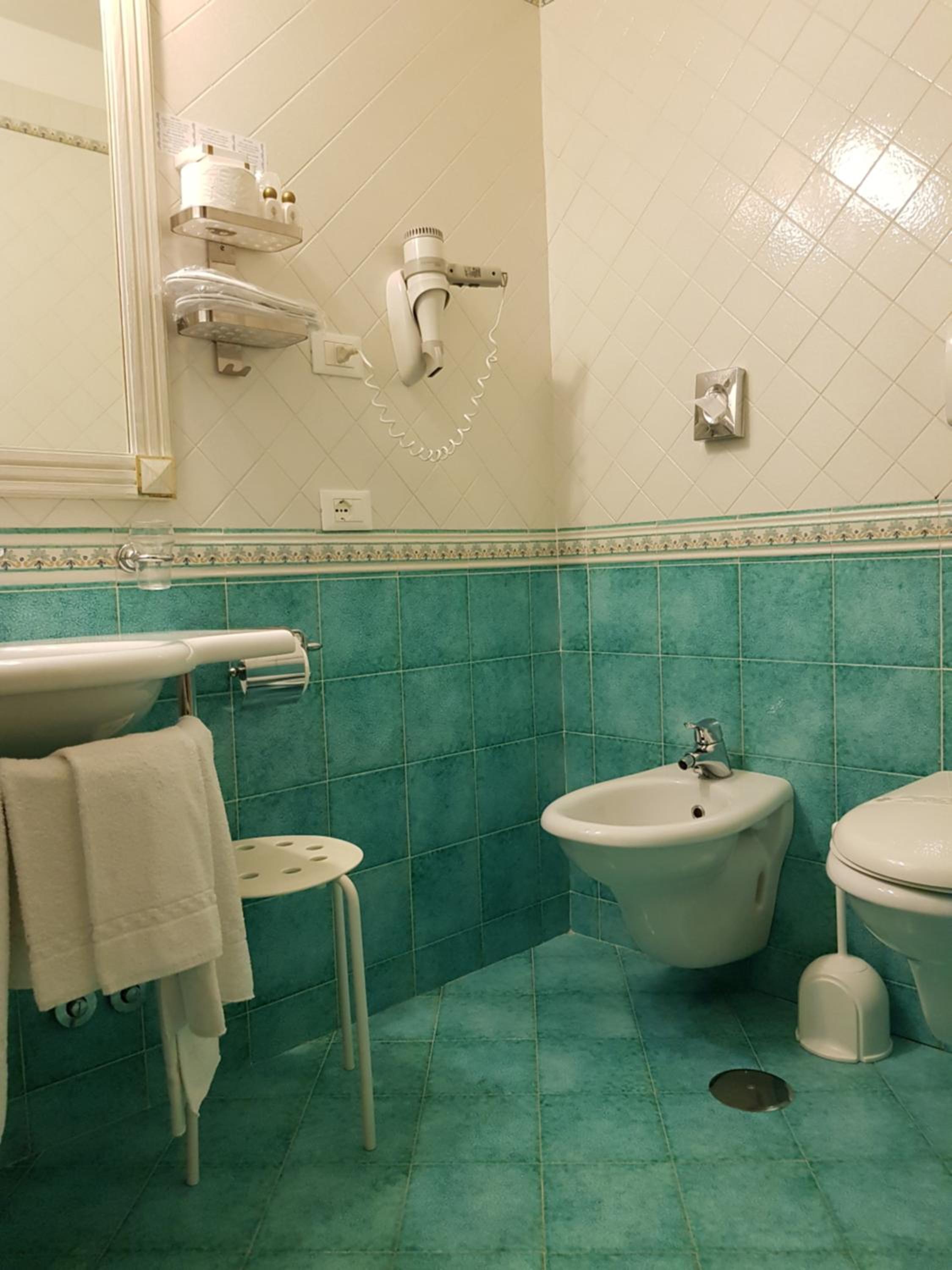 Triple Room with Balcony and Partial Sea View - Photo 4