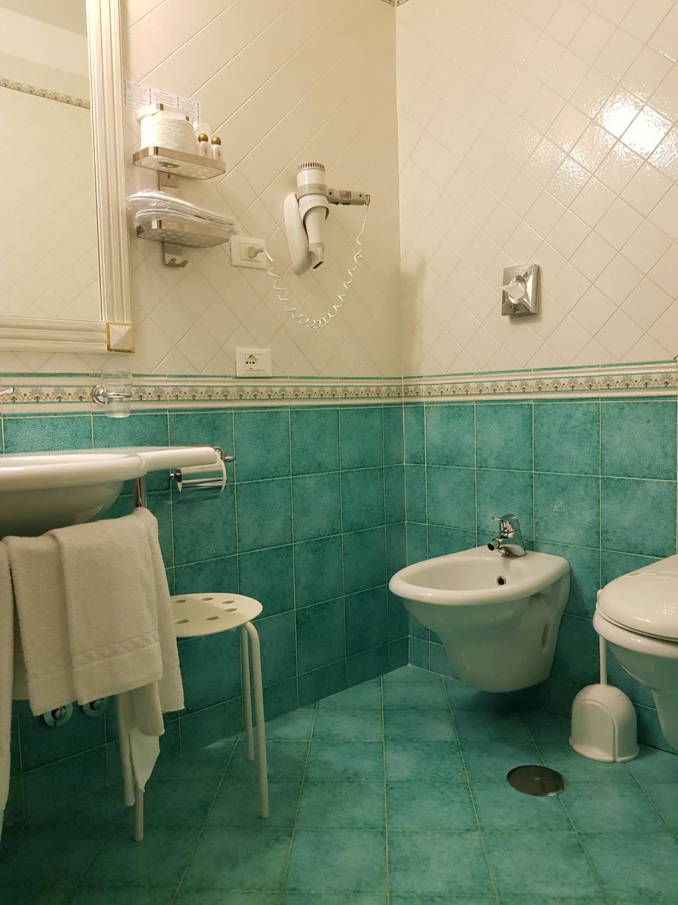 Quadruple Room with Balcony - Photo 5