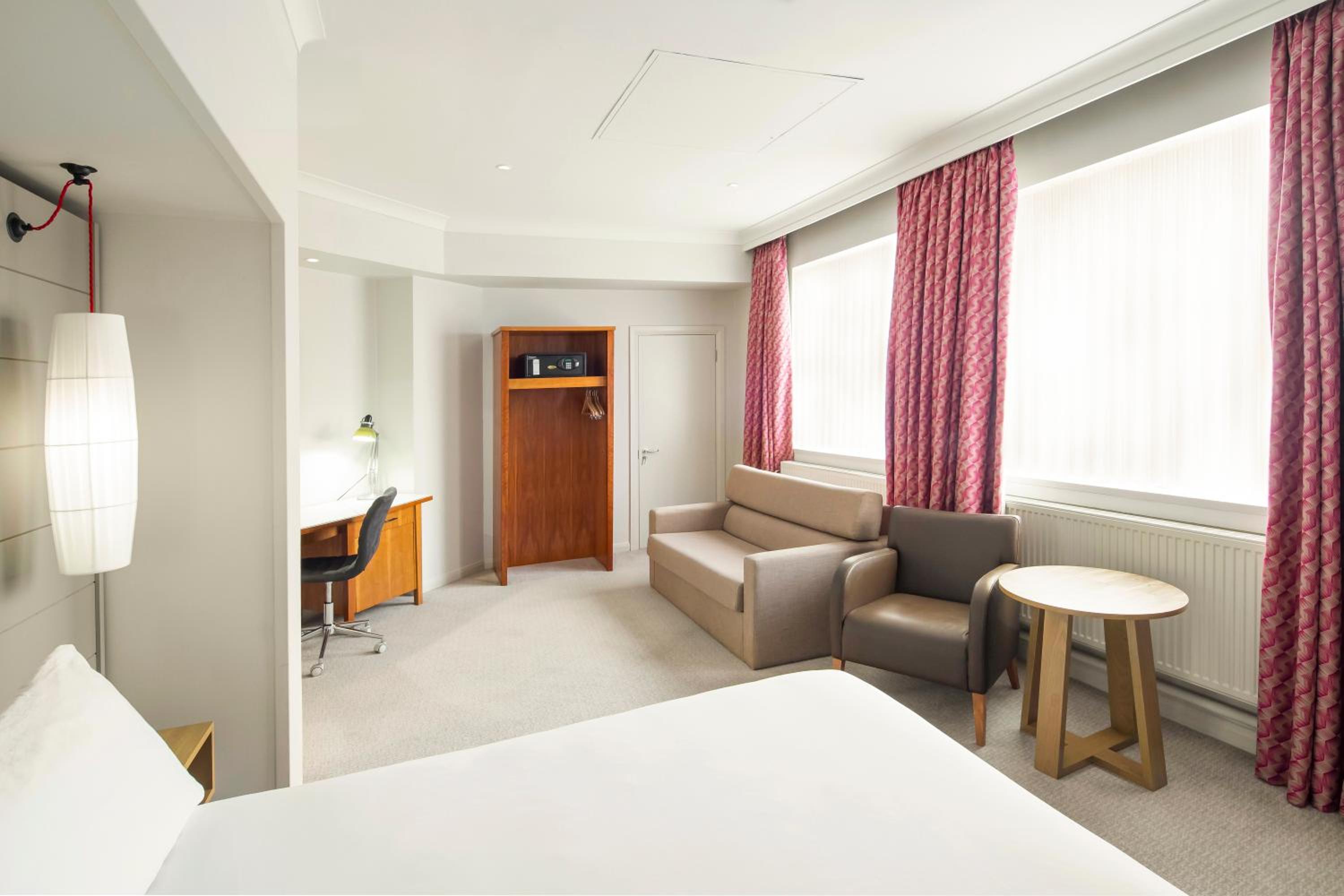 Standard King Room with Sofa Bed - Photo 4