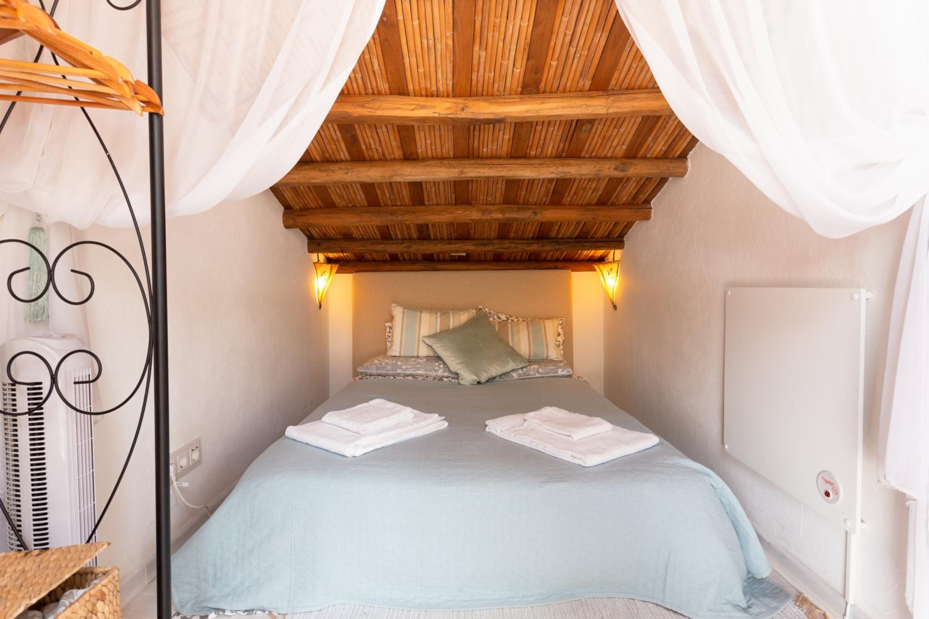 Two-Bedroom House - Photo 4