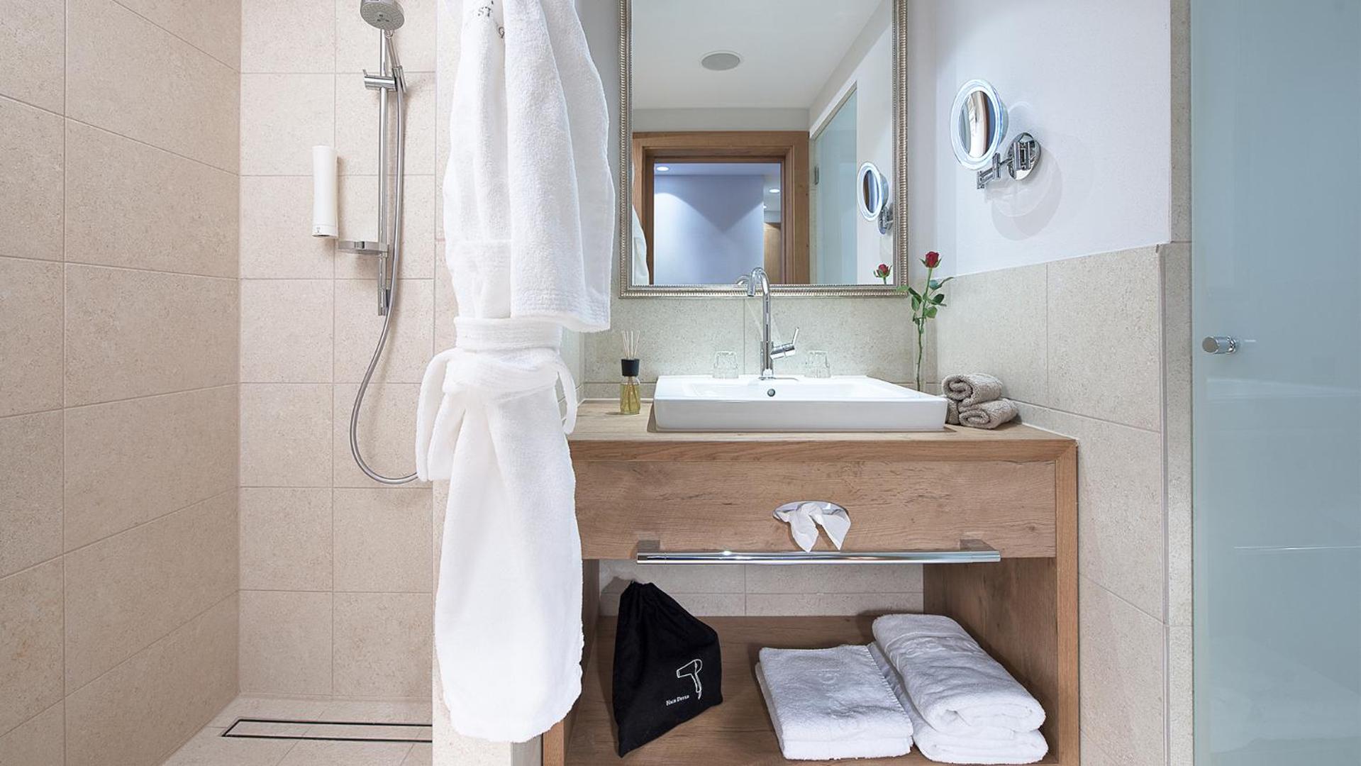 Deluxe Double Room with Balcony - Photo 4