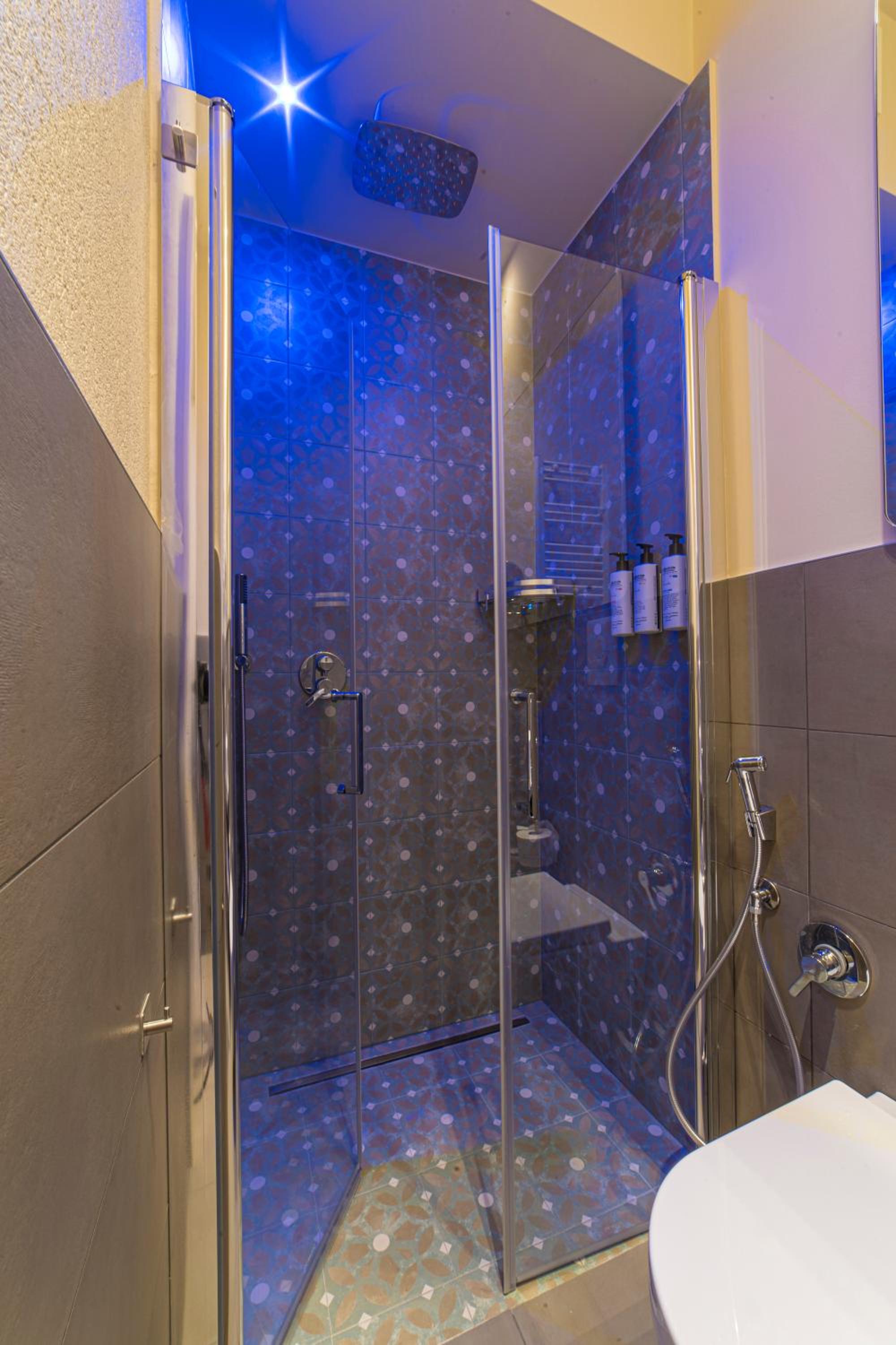 Double Room with Private Bathroom - Photo 10