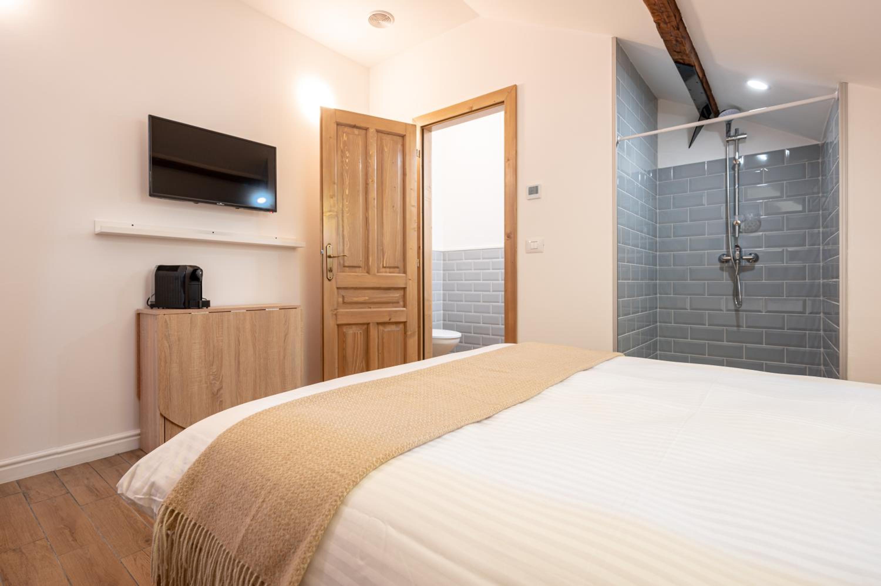 Economy Double Room photo 3