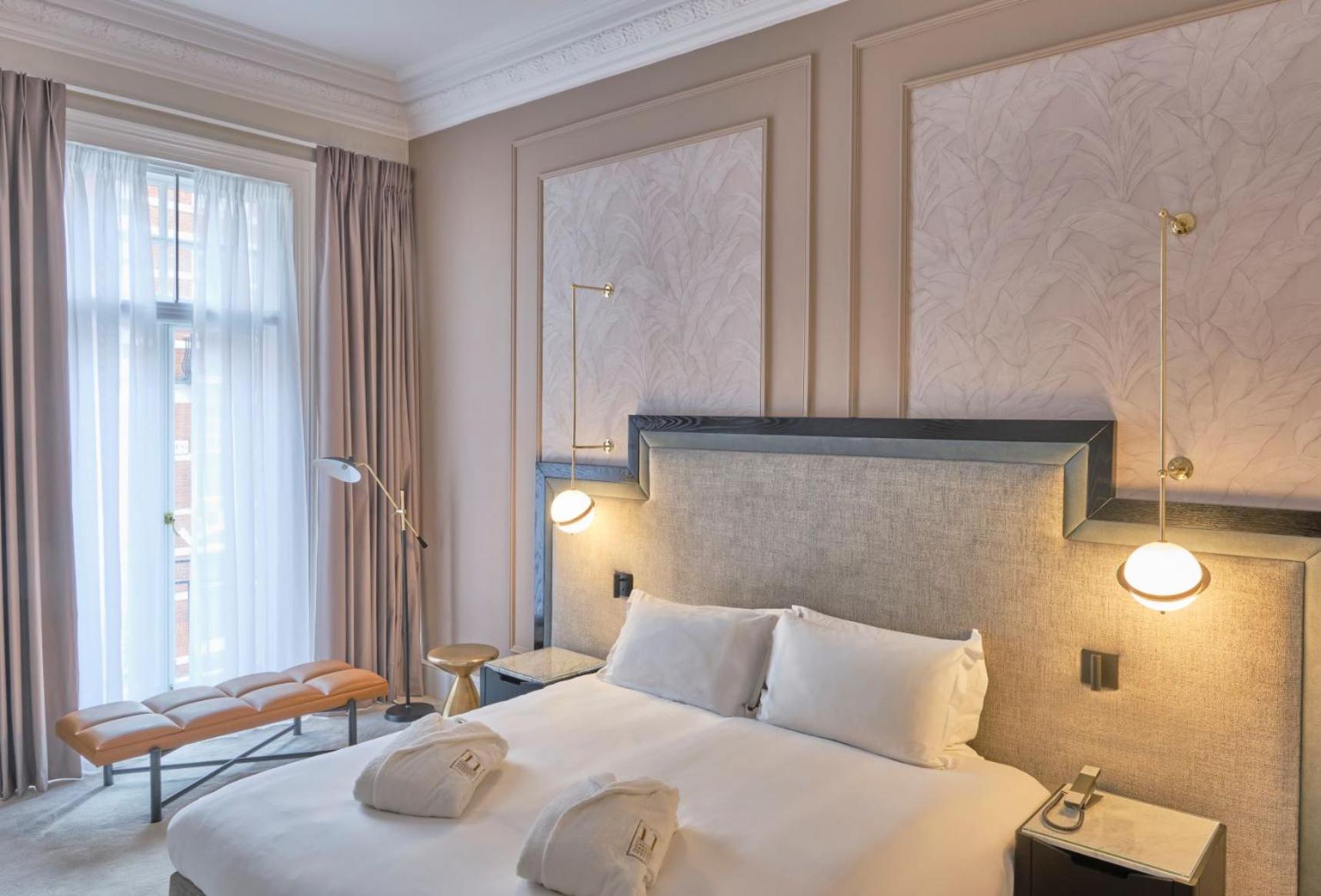 Three-Bedroom Apartment at 20 Cadogan Gardens photo 3