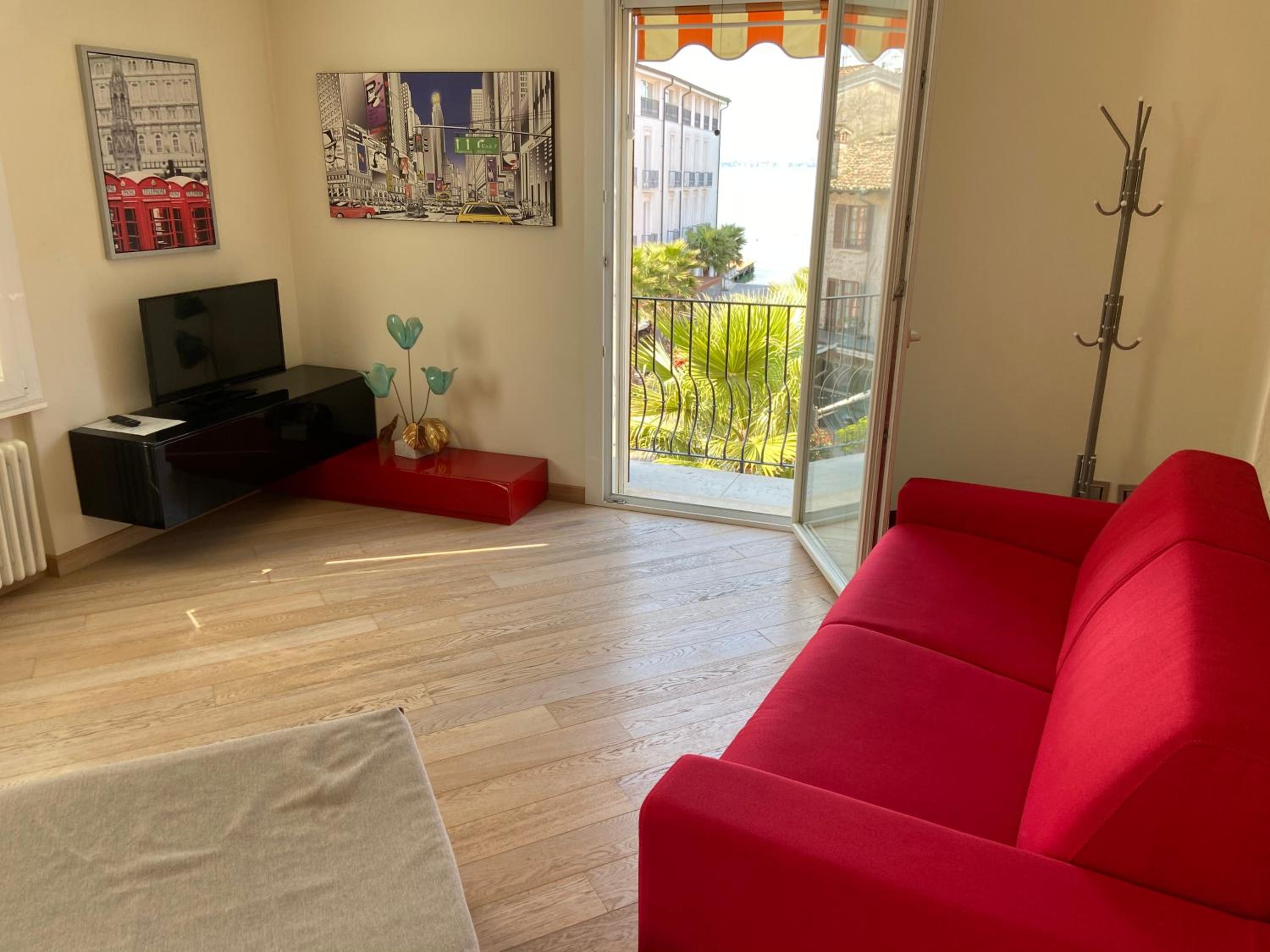 One-Bedroom Apartment with Lake View photo 1
