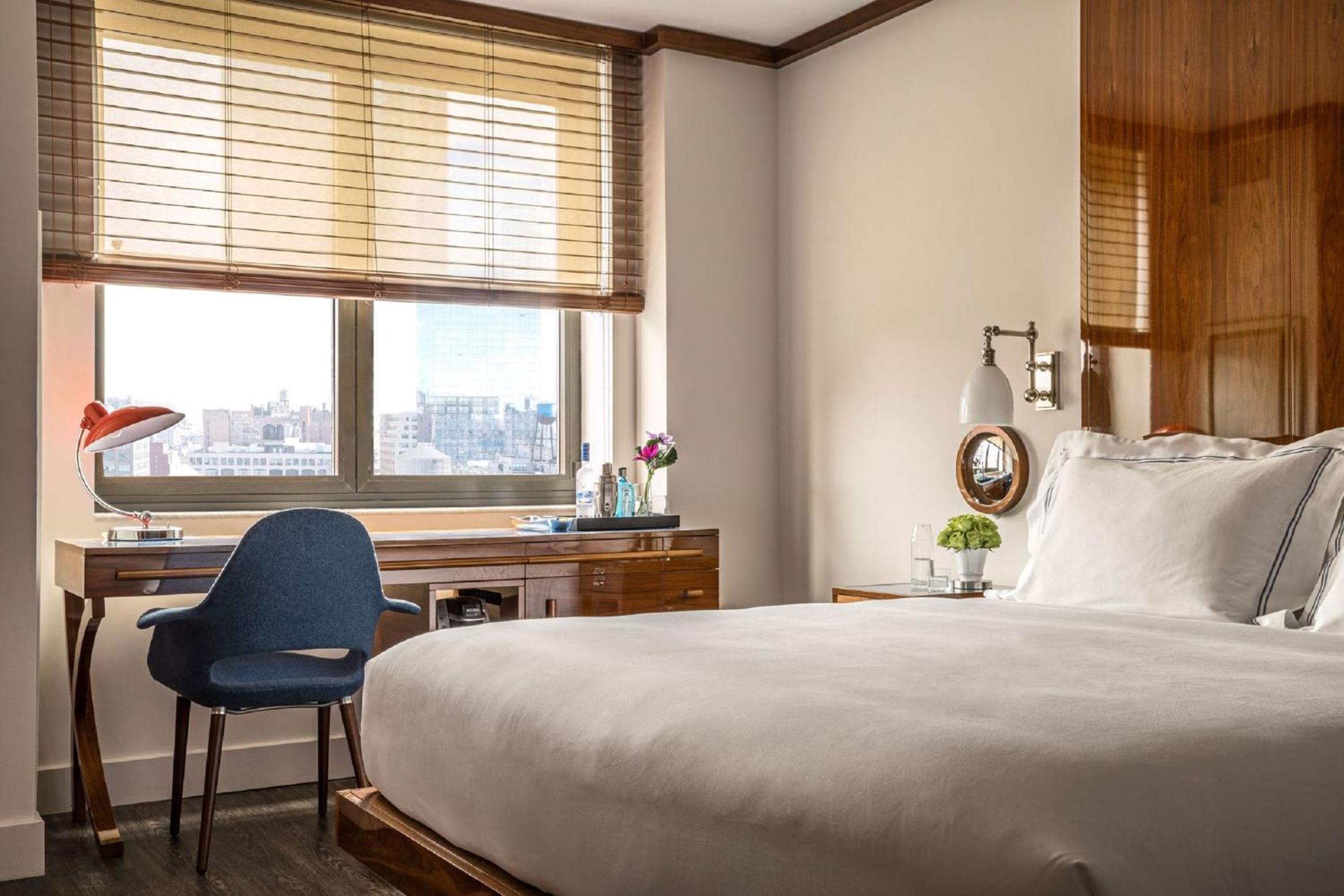 Superior King Room thumbnail 6