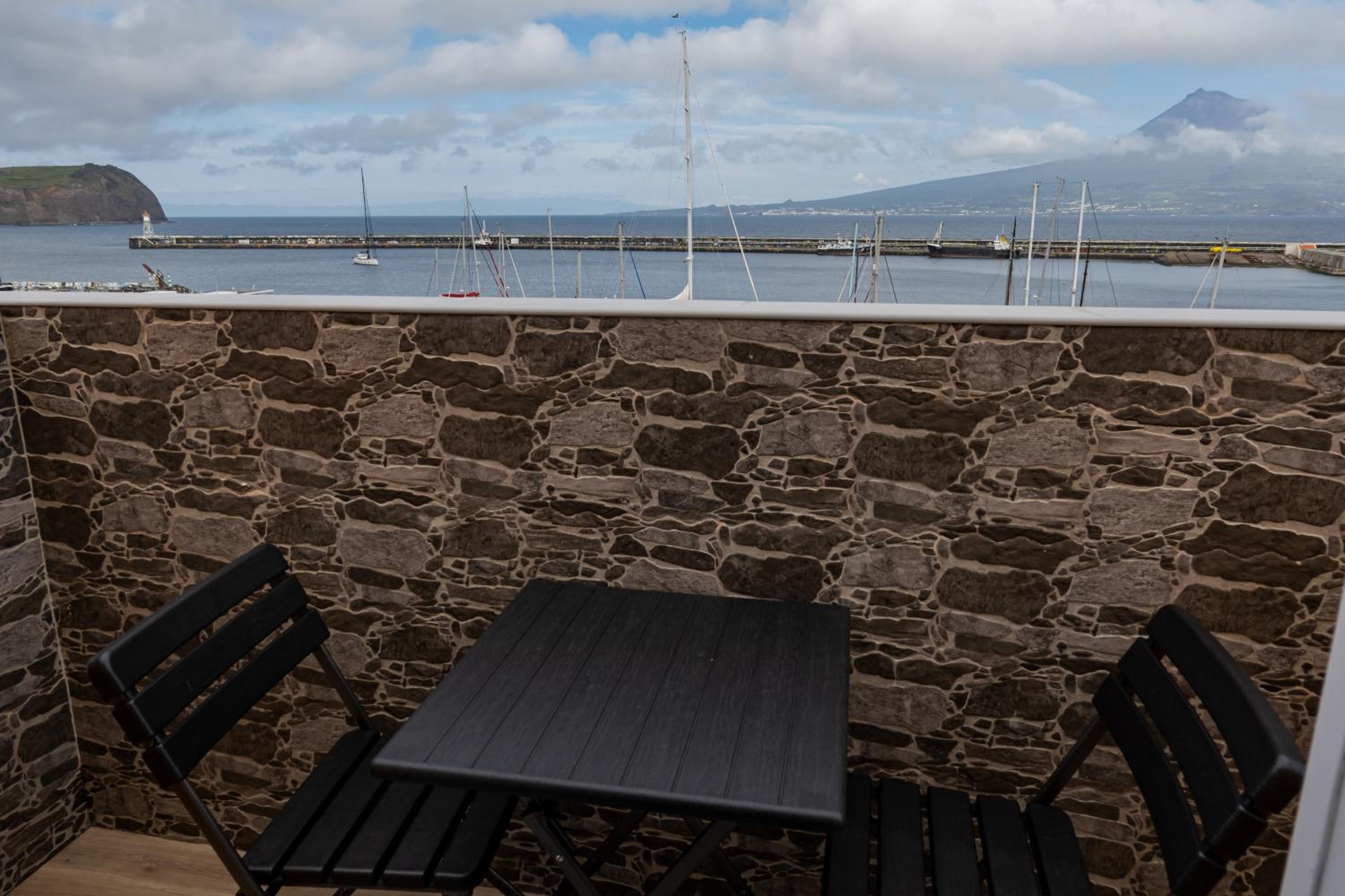 Deluxe Suite with Sea View - Photo 9