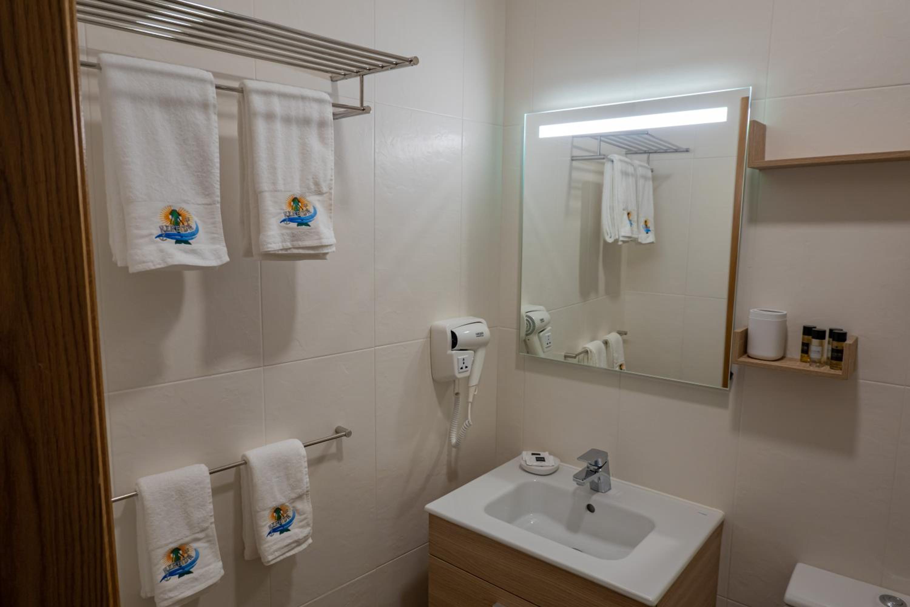 Double or Twin Room with Sea View - Photo 2