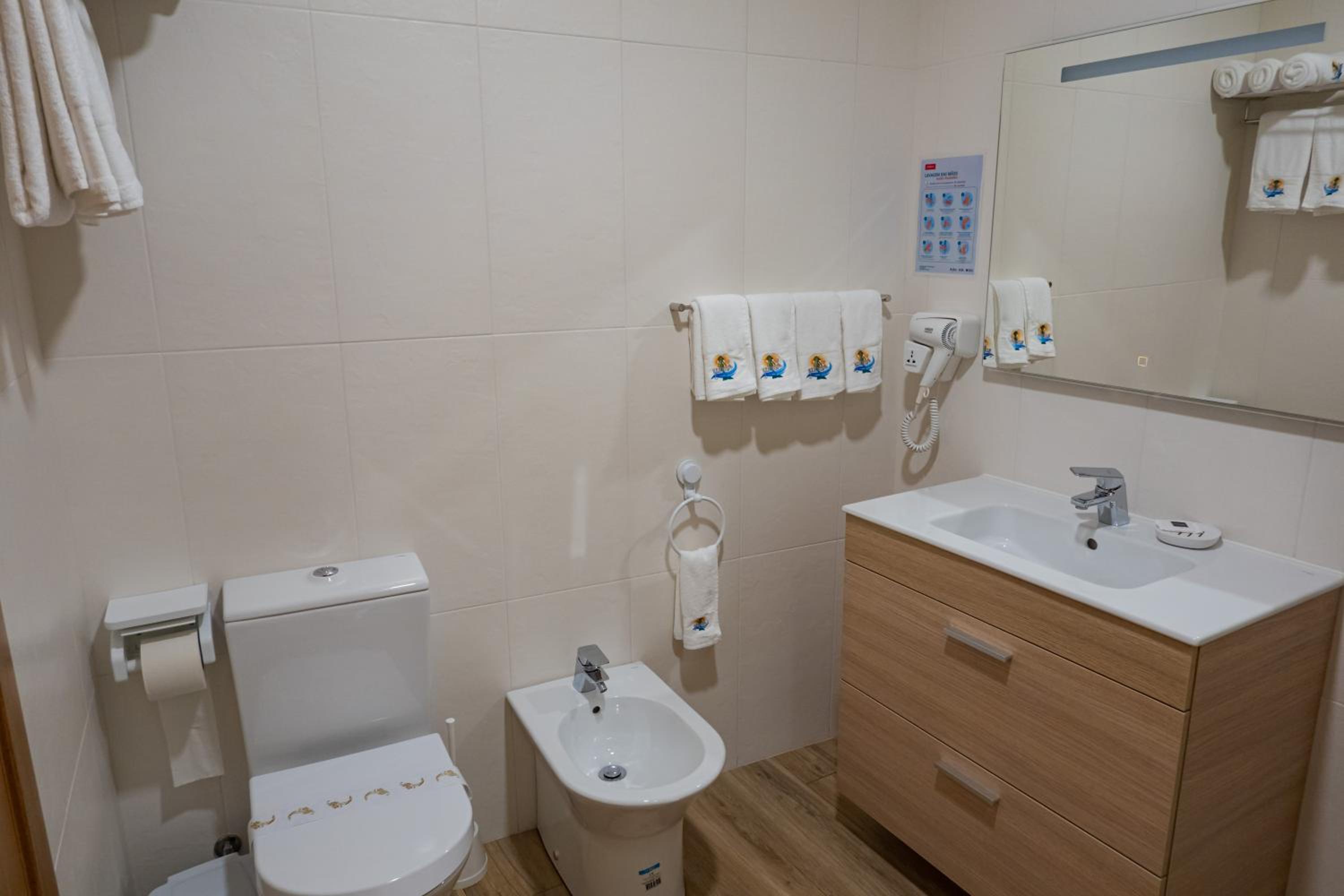Deluxe Suite with Sea View - Photo 5