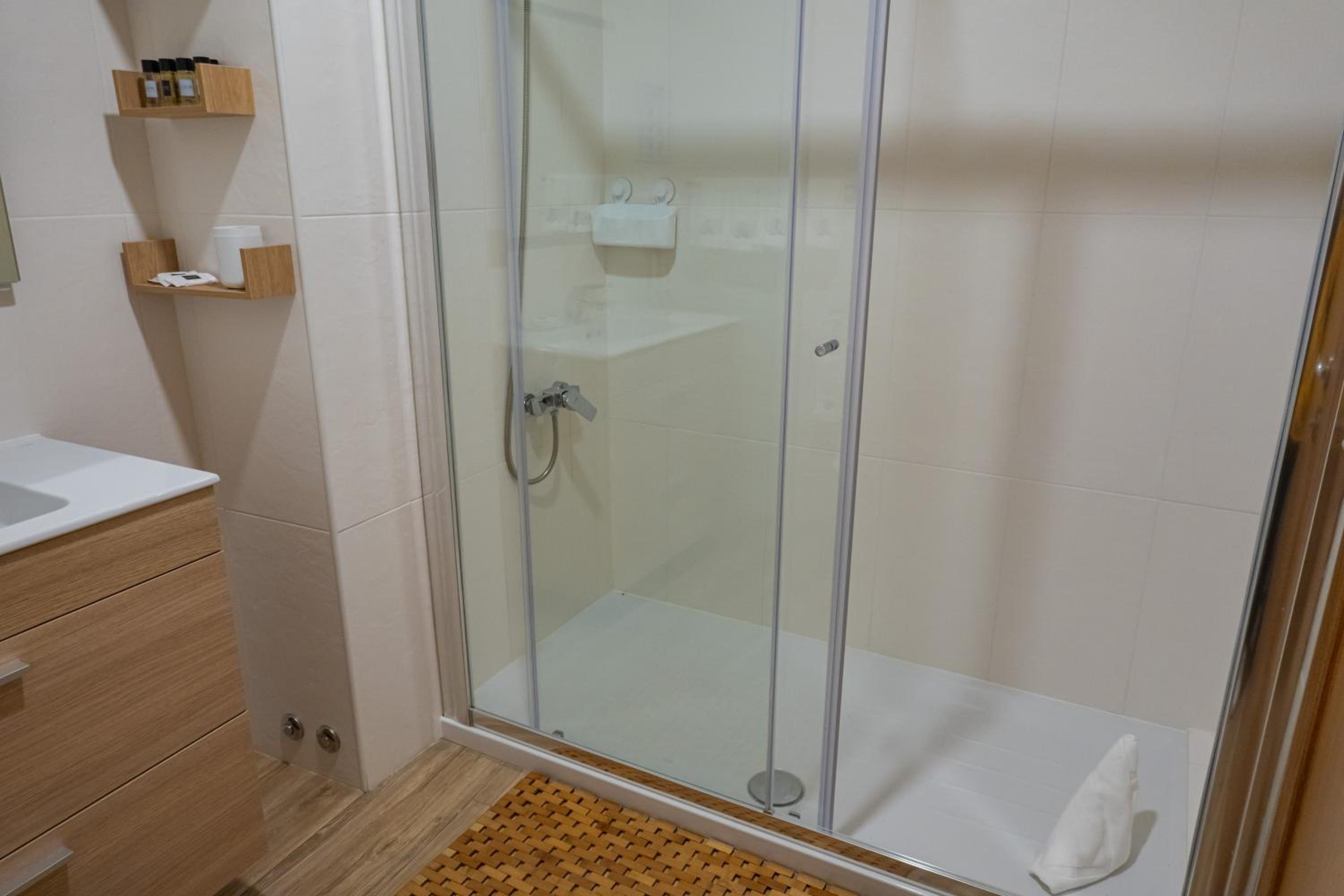 Deluxe Suite with Sea View - Photo 8