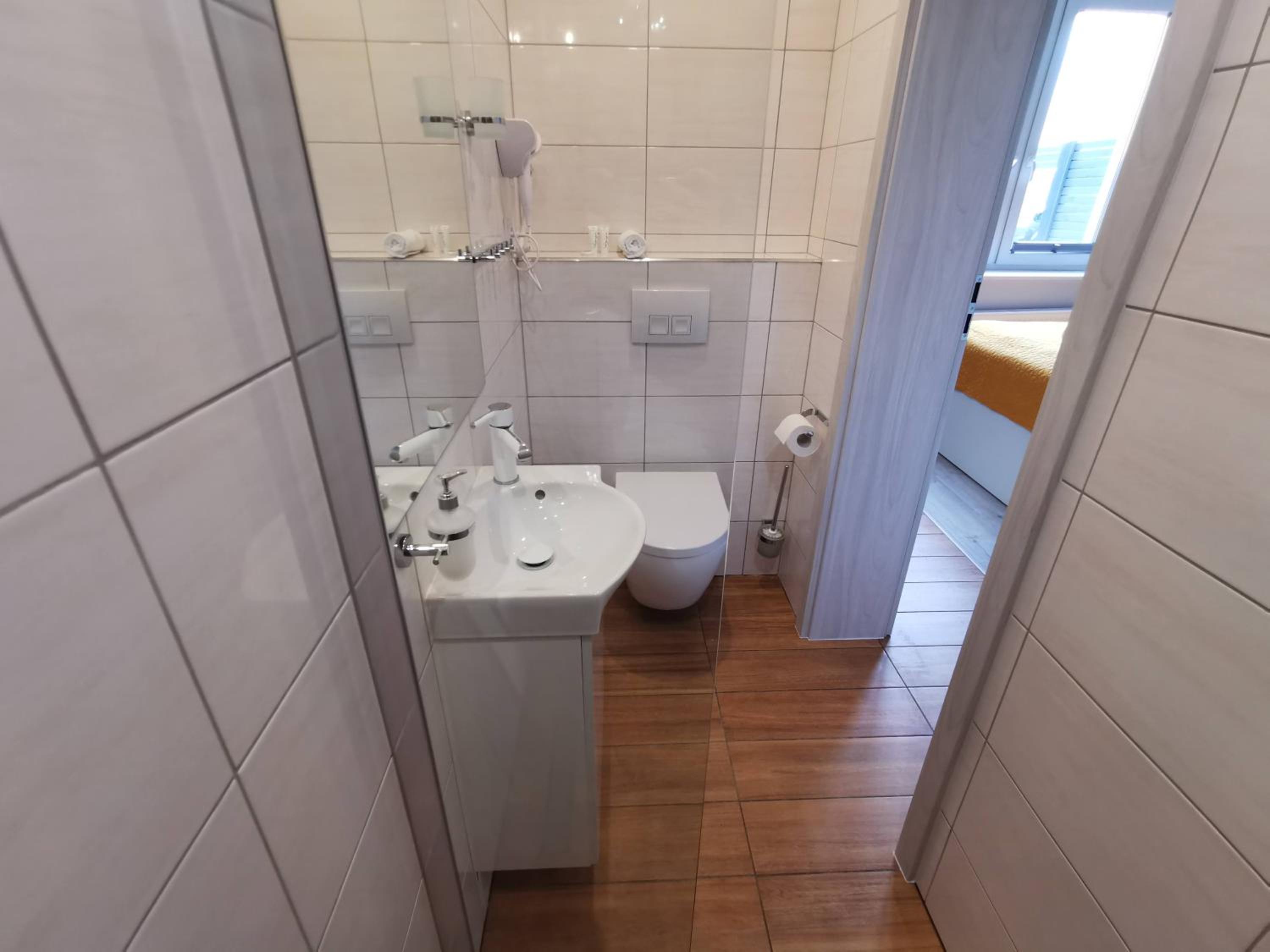 Single Room with Bathroom photo 2