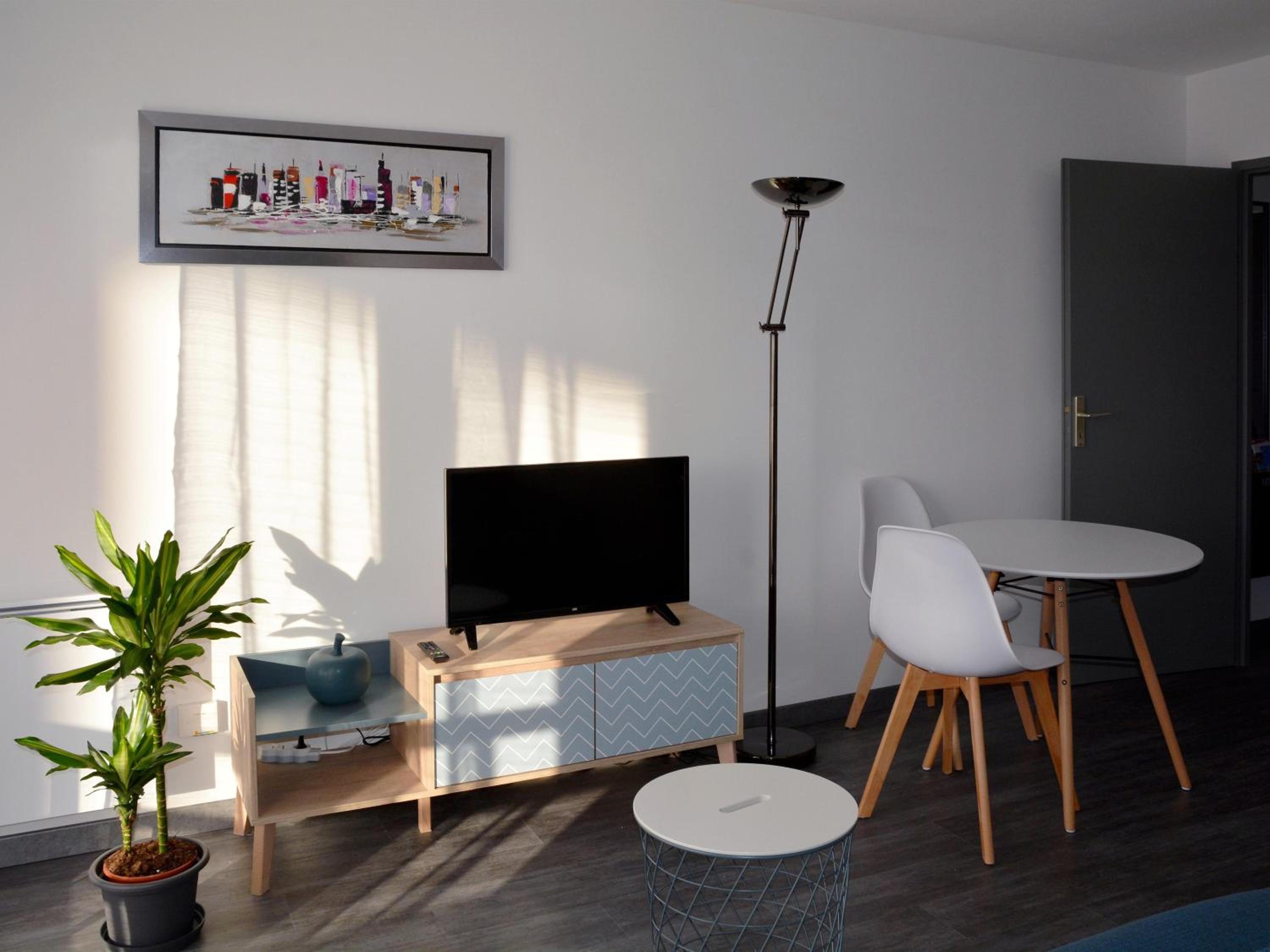 Apartment with Balcony photo 3