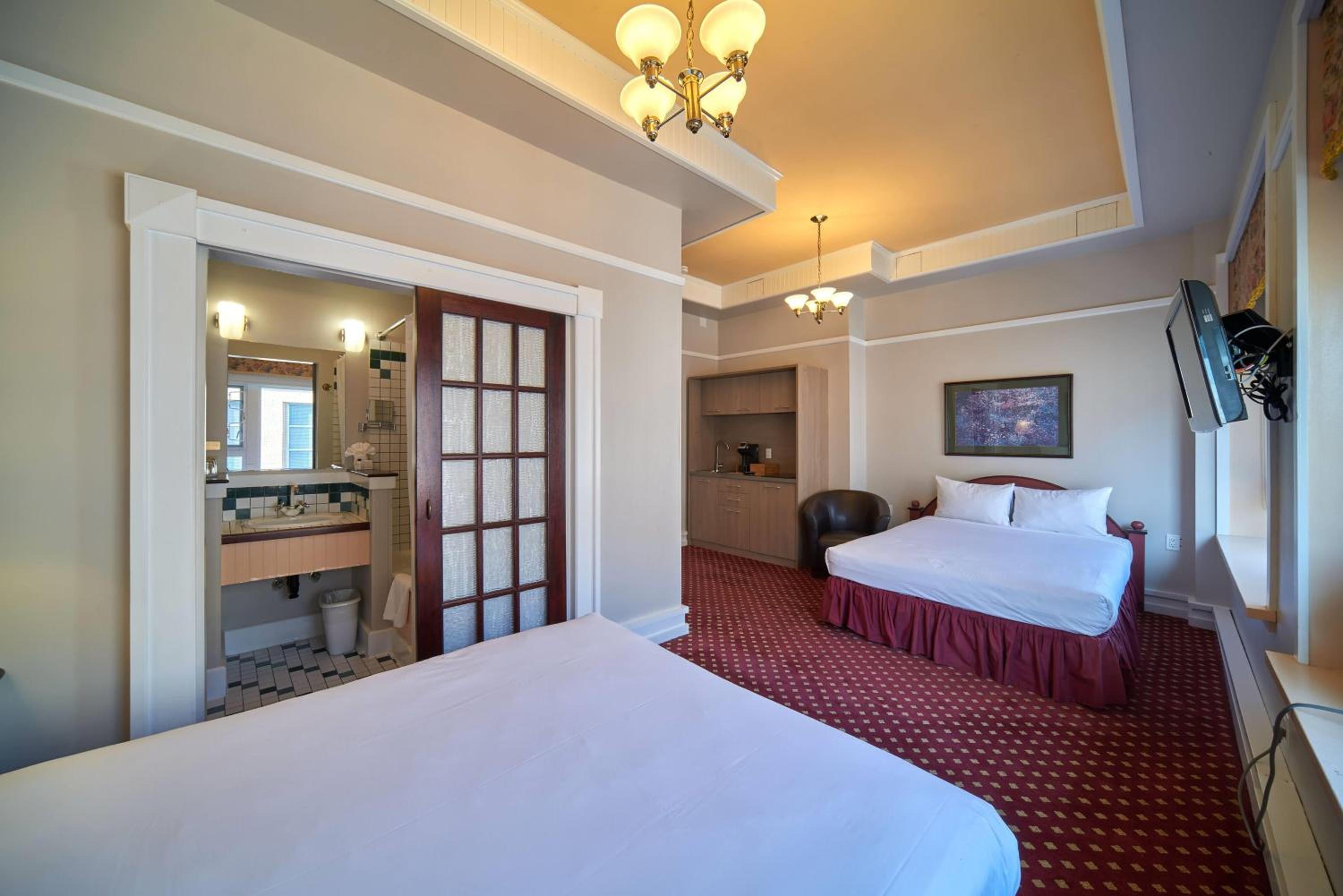 Deluxe Queen Room with Two Queen Beds - Non-Smoking