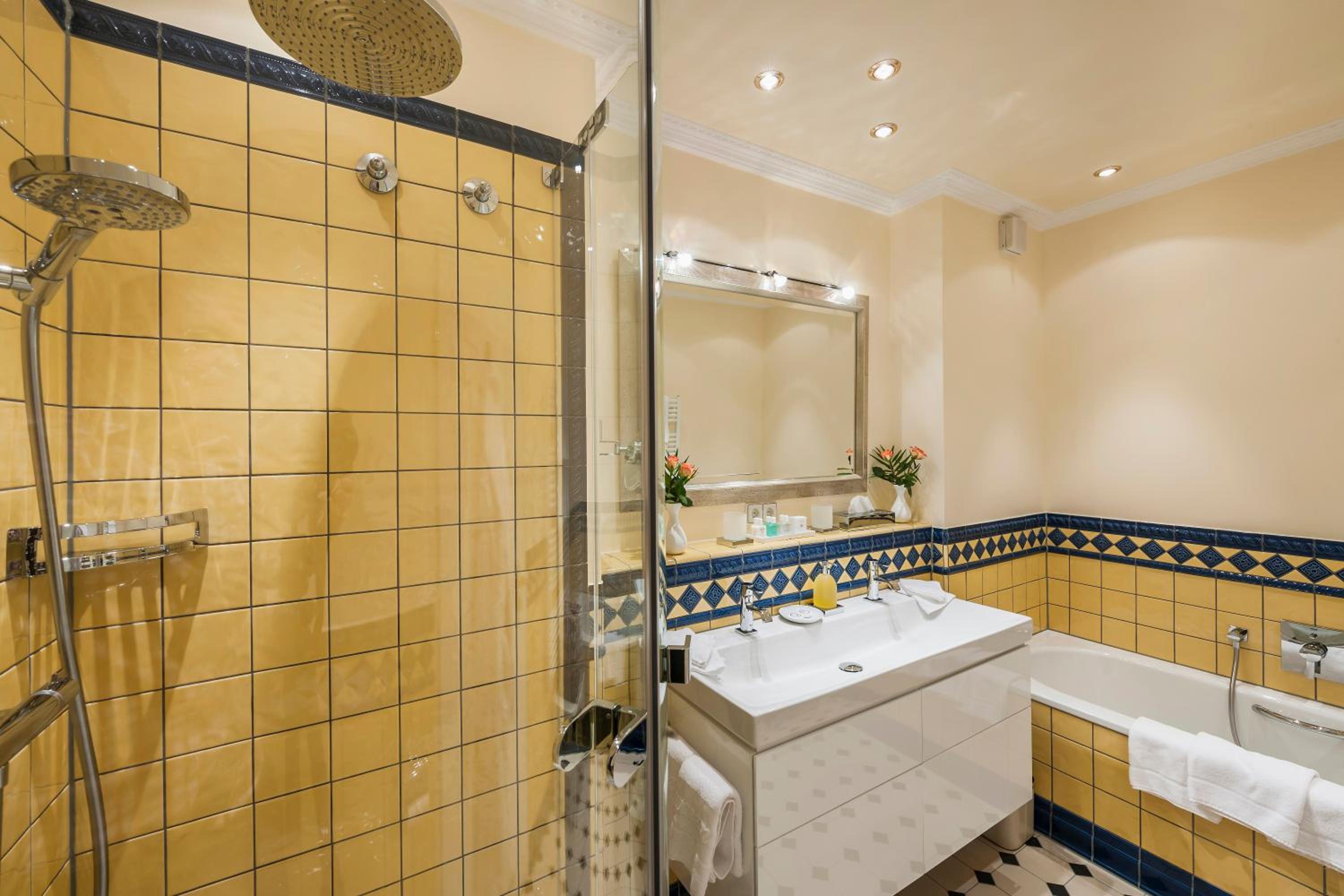 Deluxe Double Room with Balcony photo 3