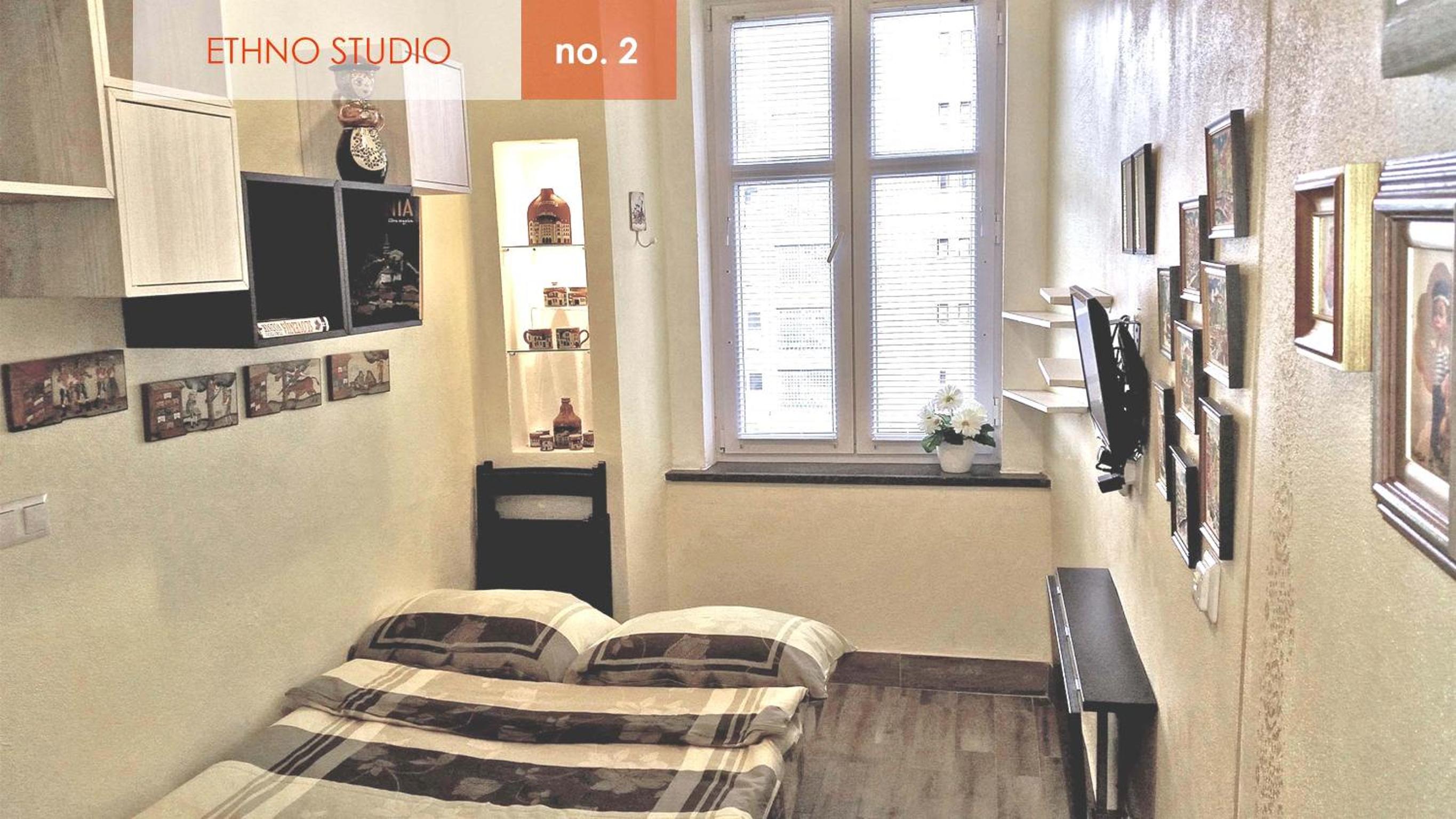Studio - Photo 2