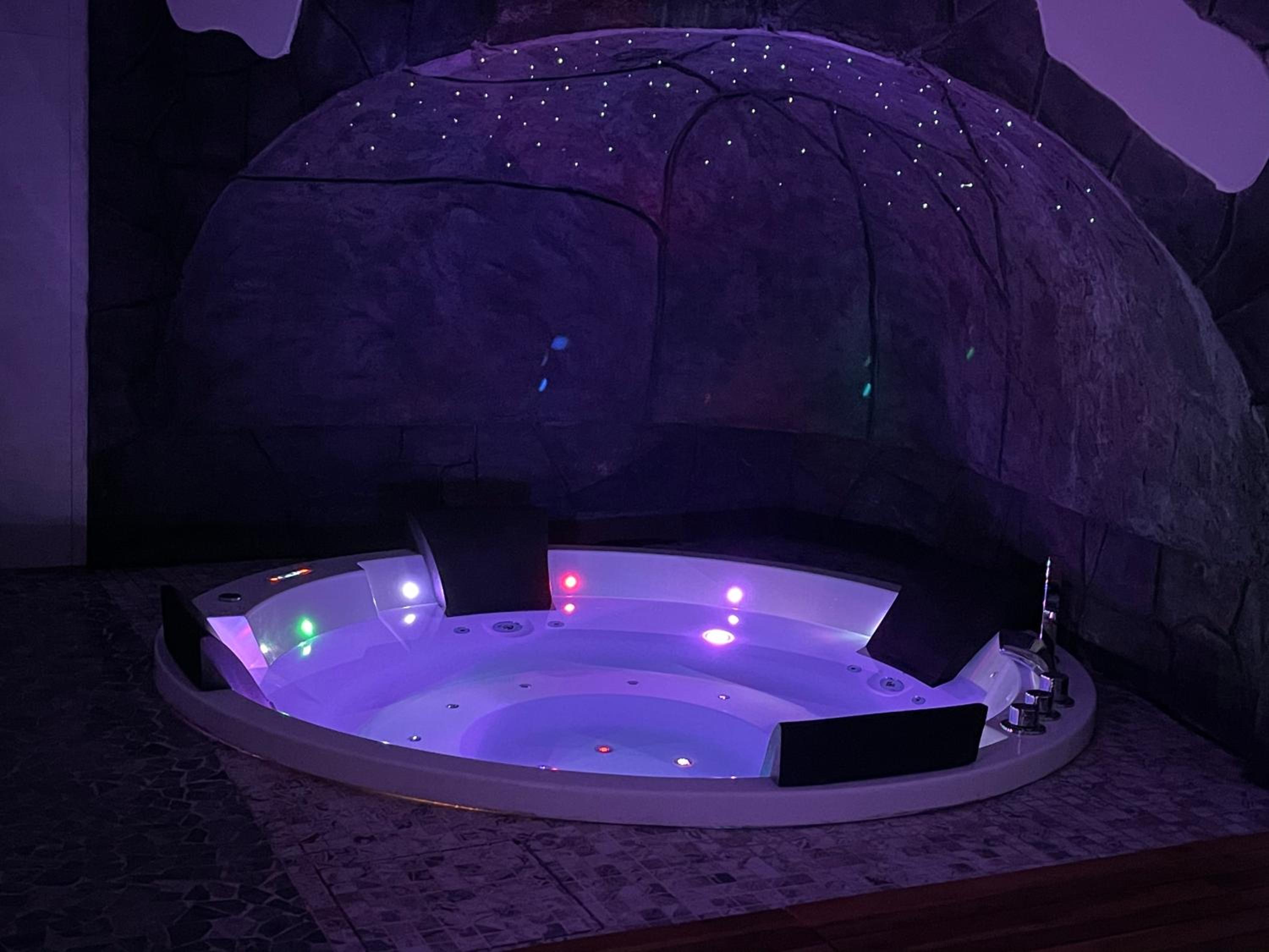 Suite with Spa Access - Photo 9