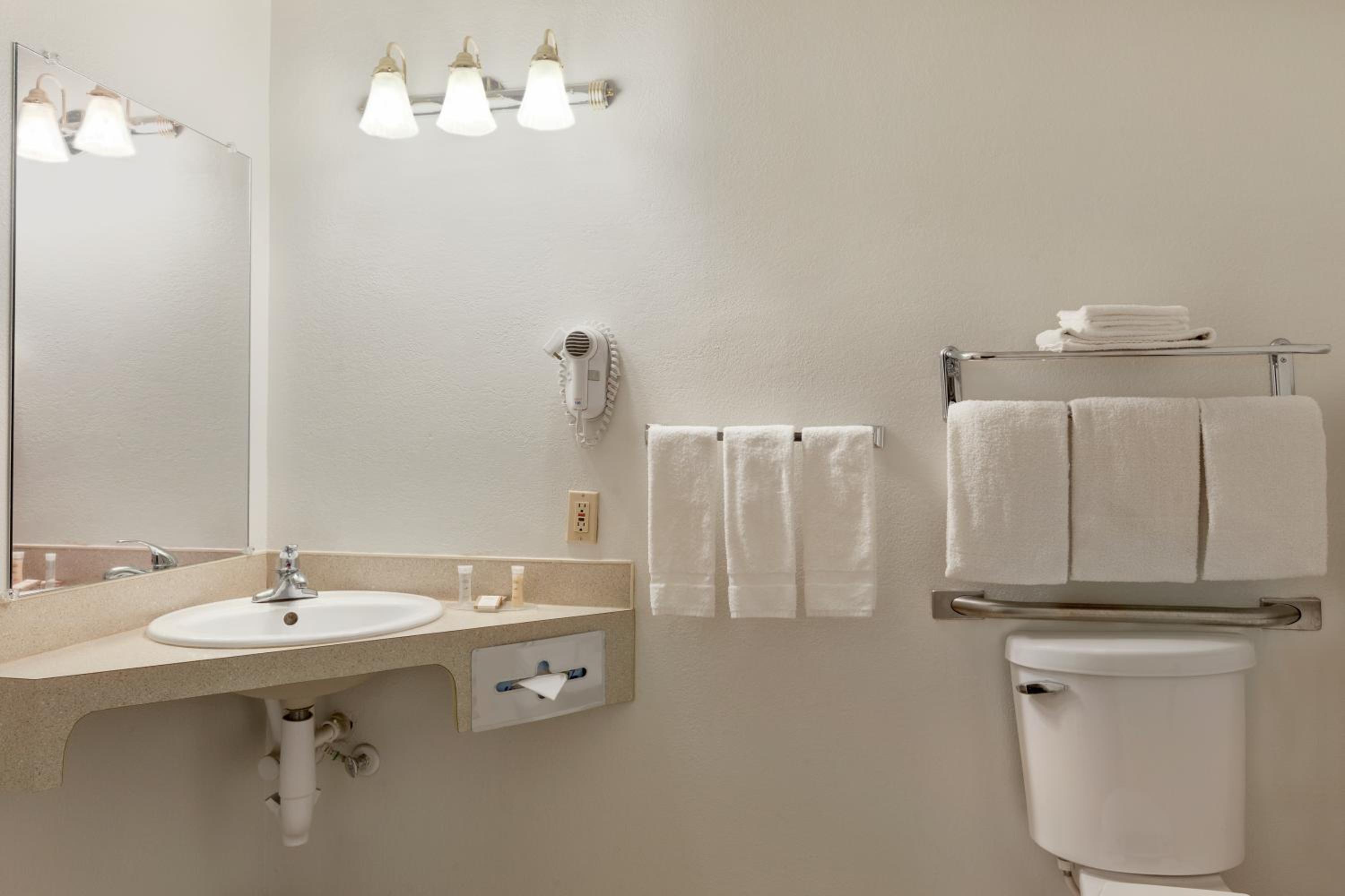 Deluxe Queen Room - Disability Access - Non-Smoking - Photo 4