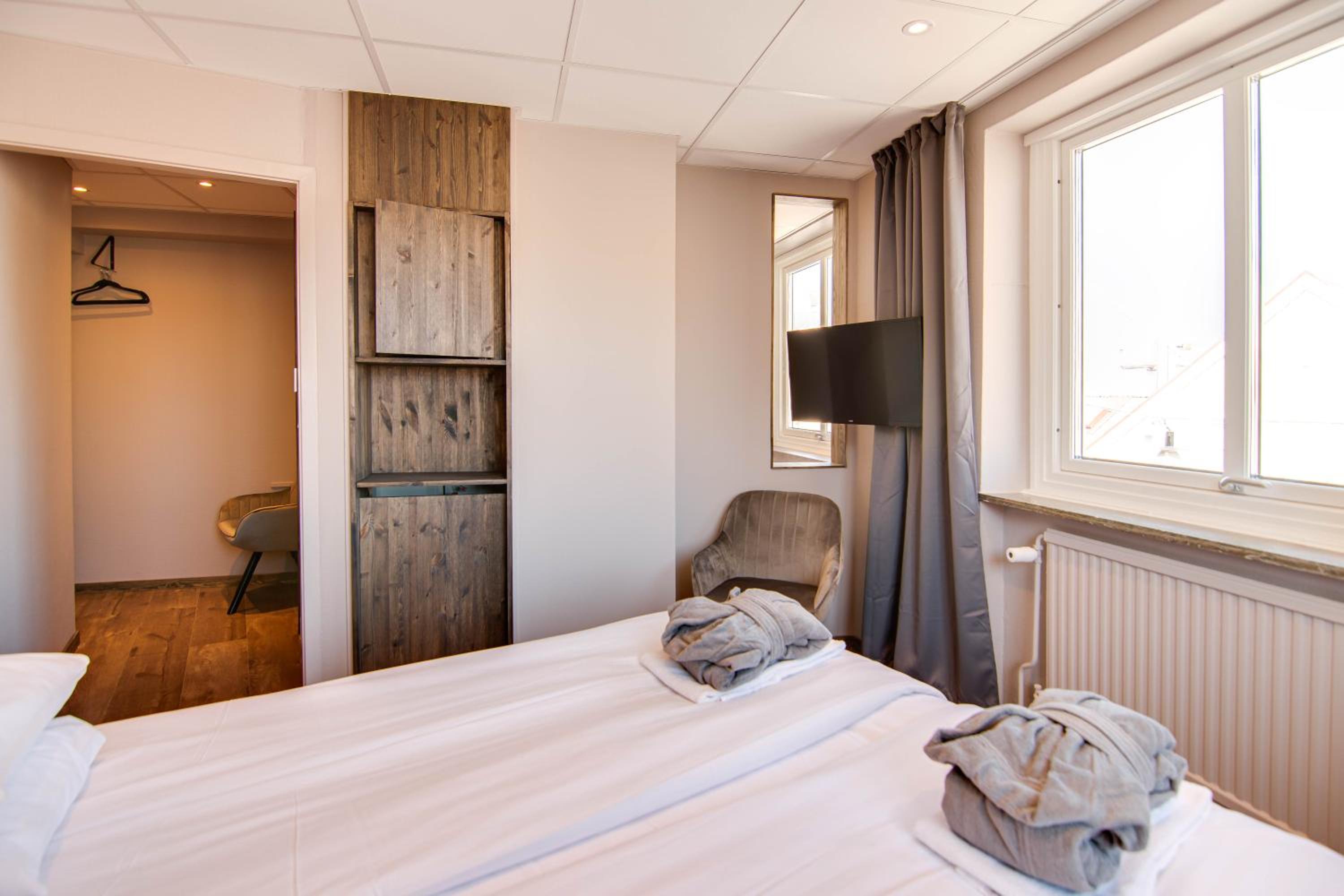Deluxe Double Room with Bath photo 3