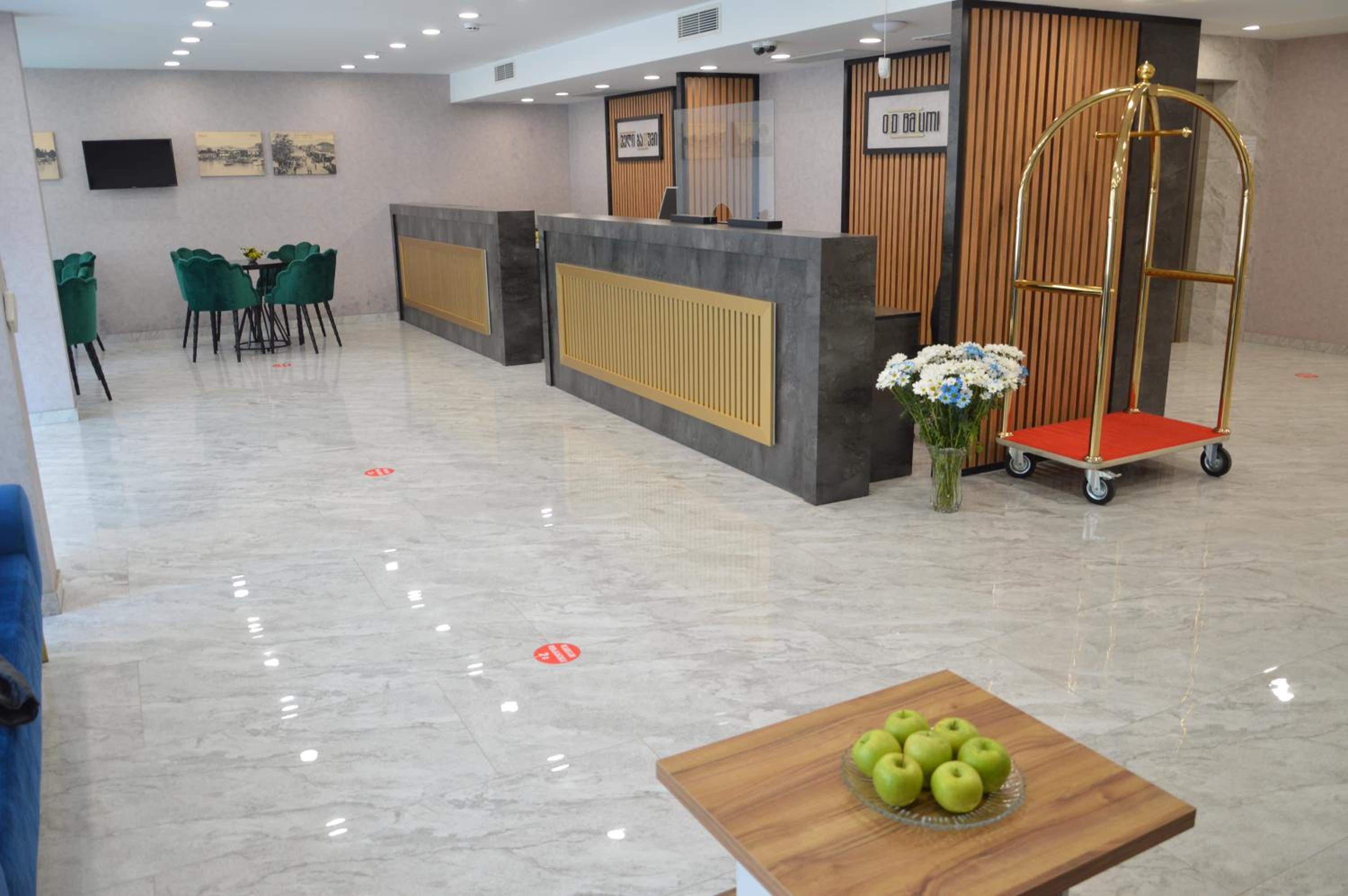 מלון אולד בטומי — Triple Room with Balcony