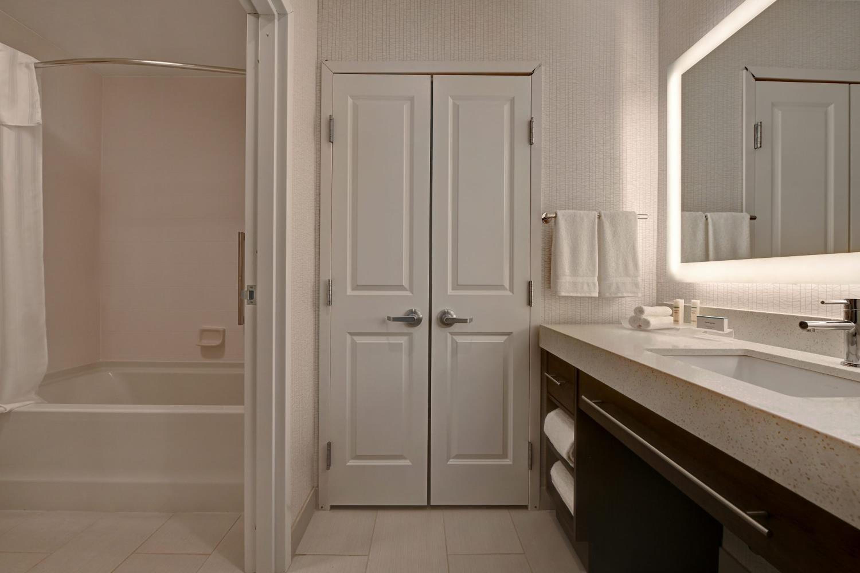 One-Bedroom Queen Suite with Two Queen Beds - Non-Smoking - Photo 2