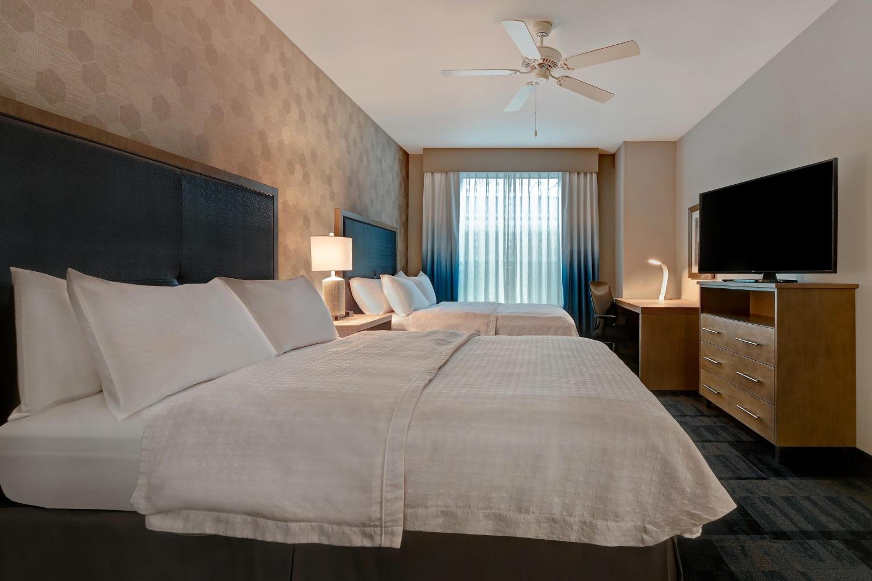 One-Bedroom Queen Suite with Two Queen Beds - Non-Smoking - Photo 3