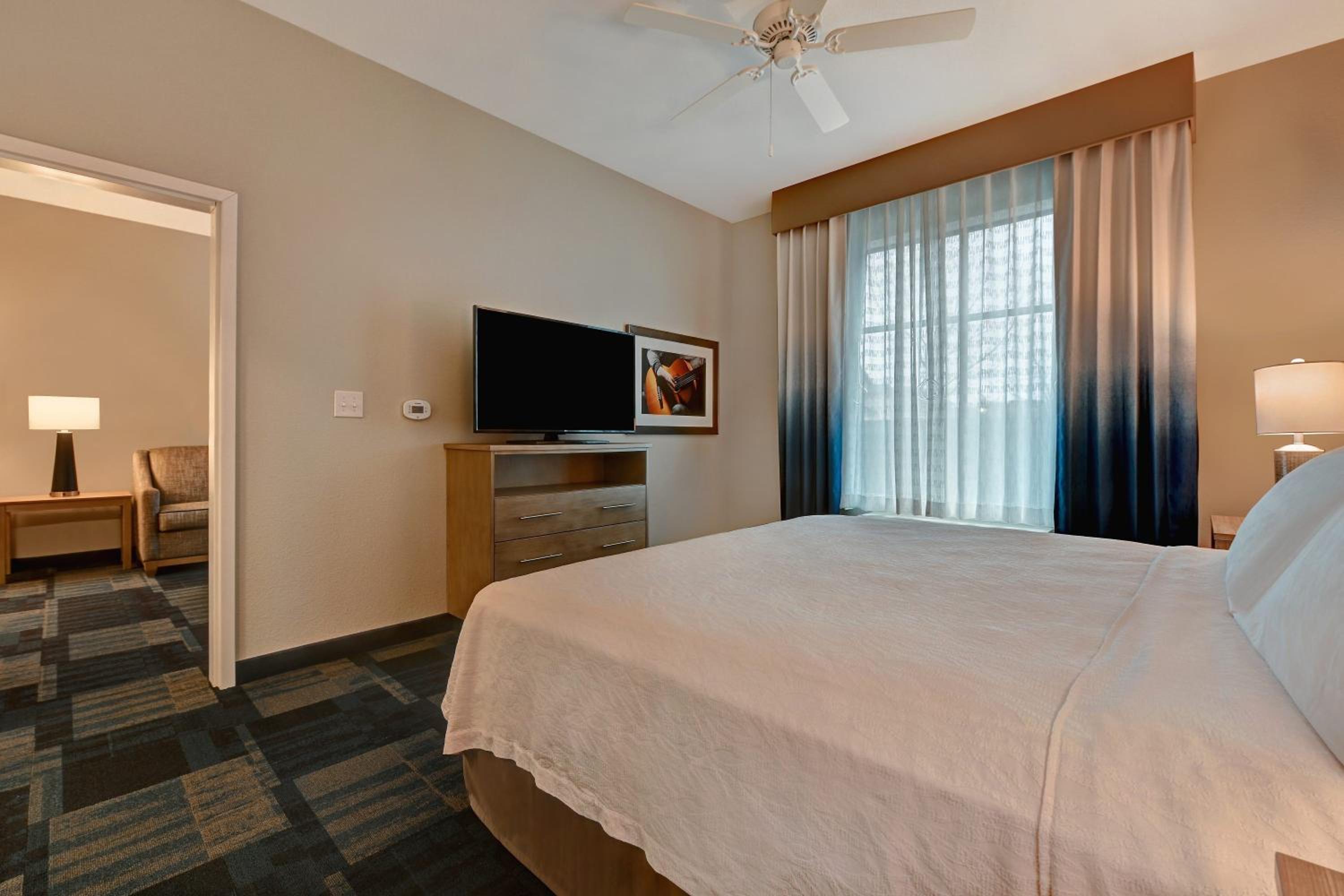 King Suite - Hearing Access/Non-Smoking - Photo 3