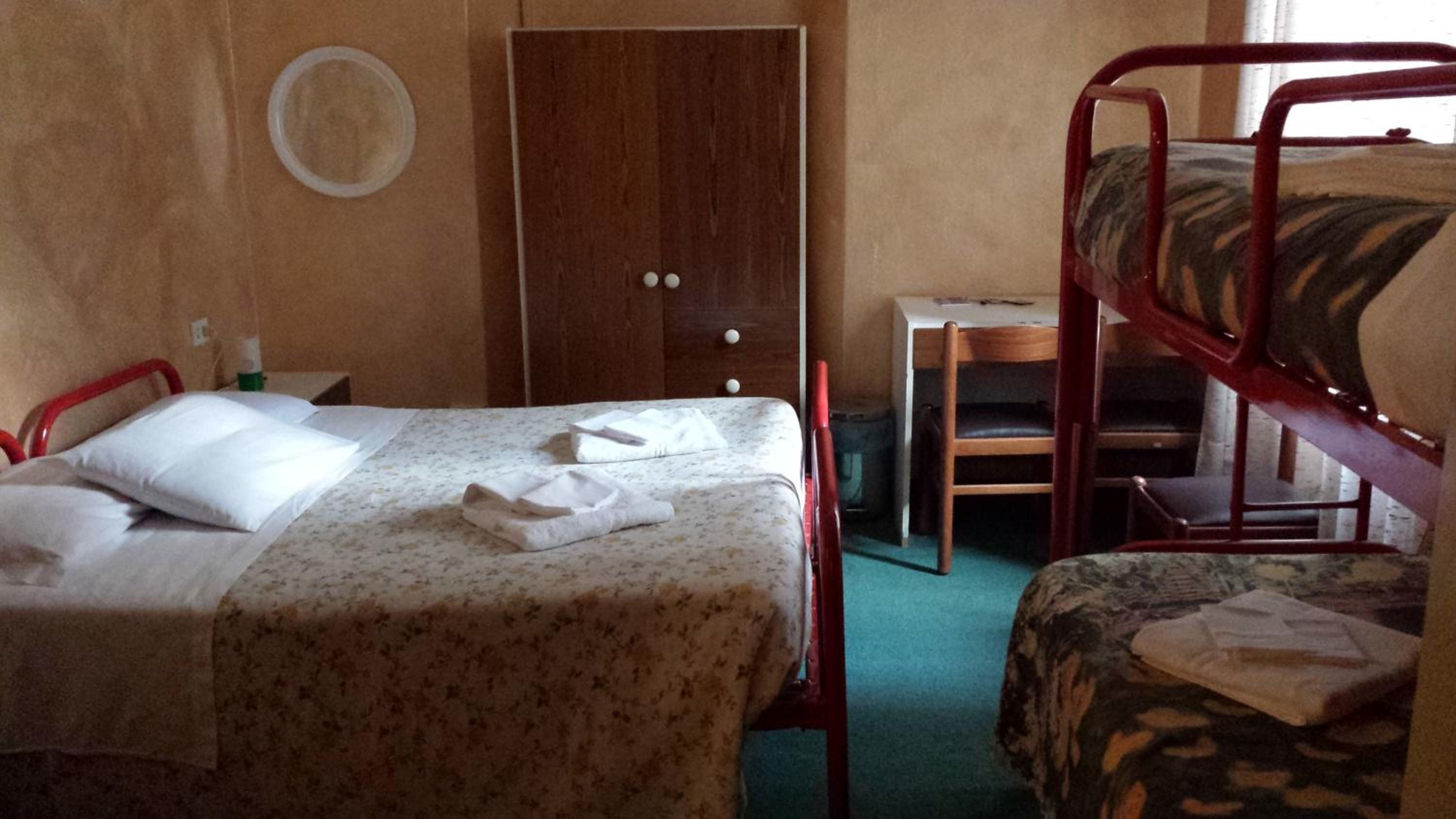 Economy Quadruple Room - Photo 4