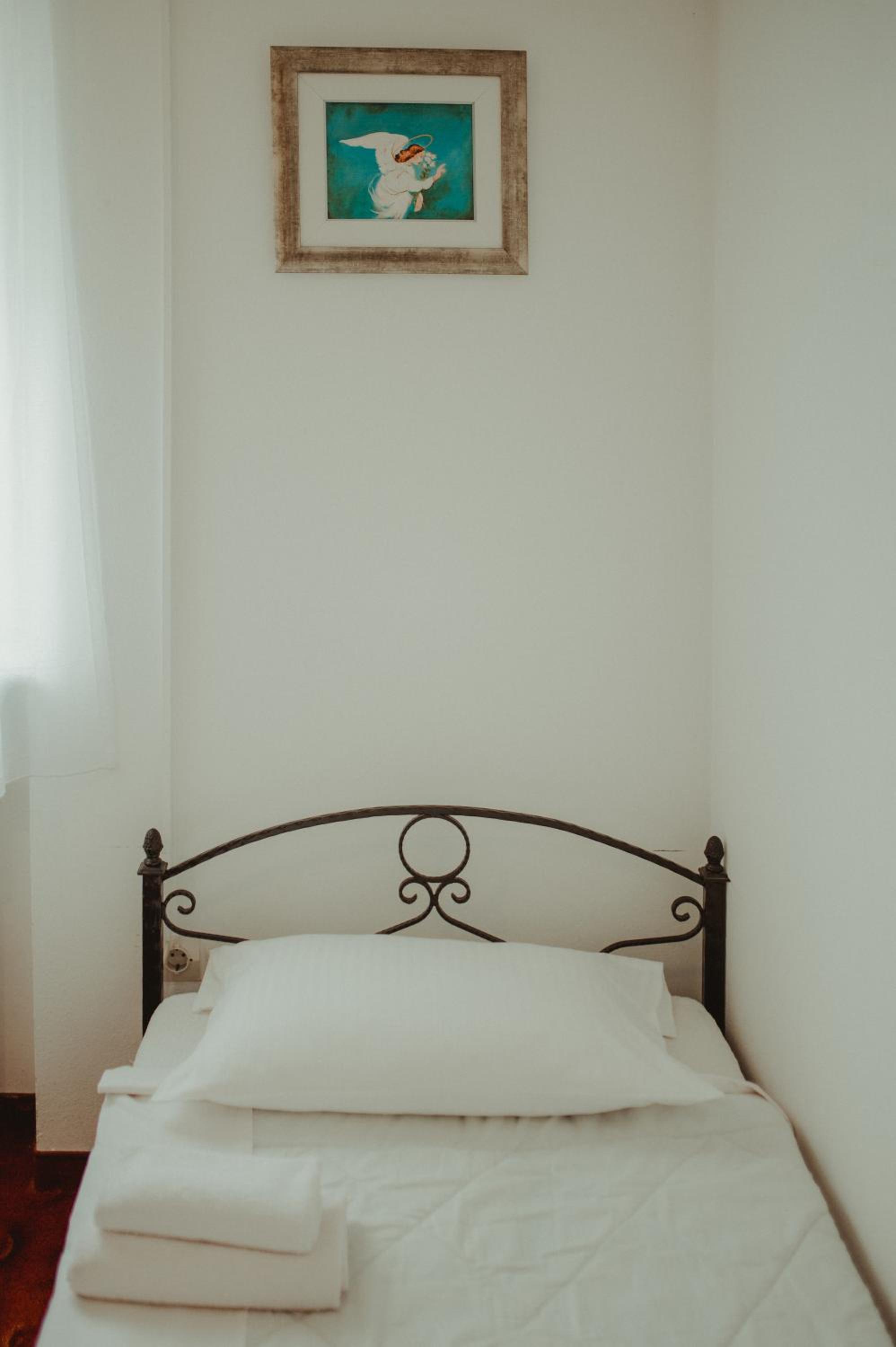 Twin Room with Private Bathroom photo 3