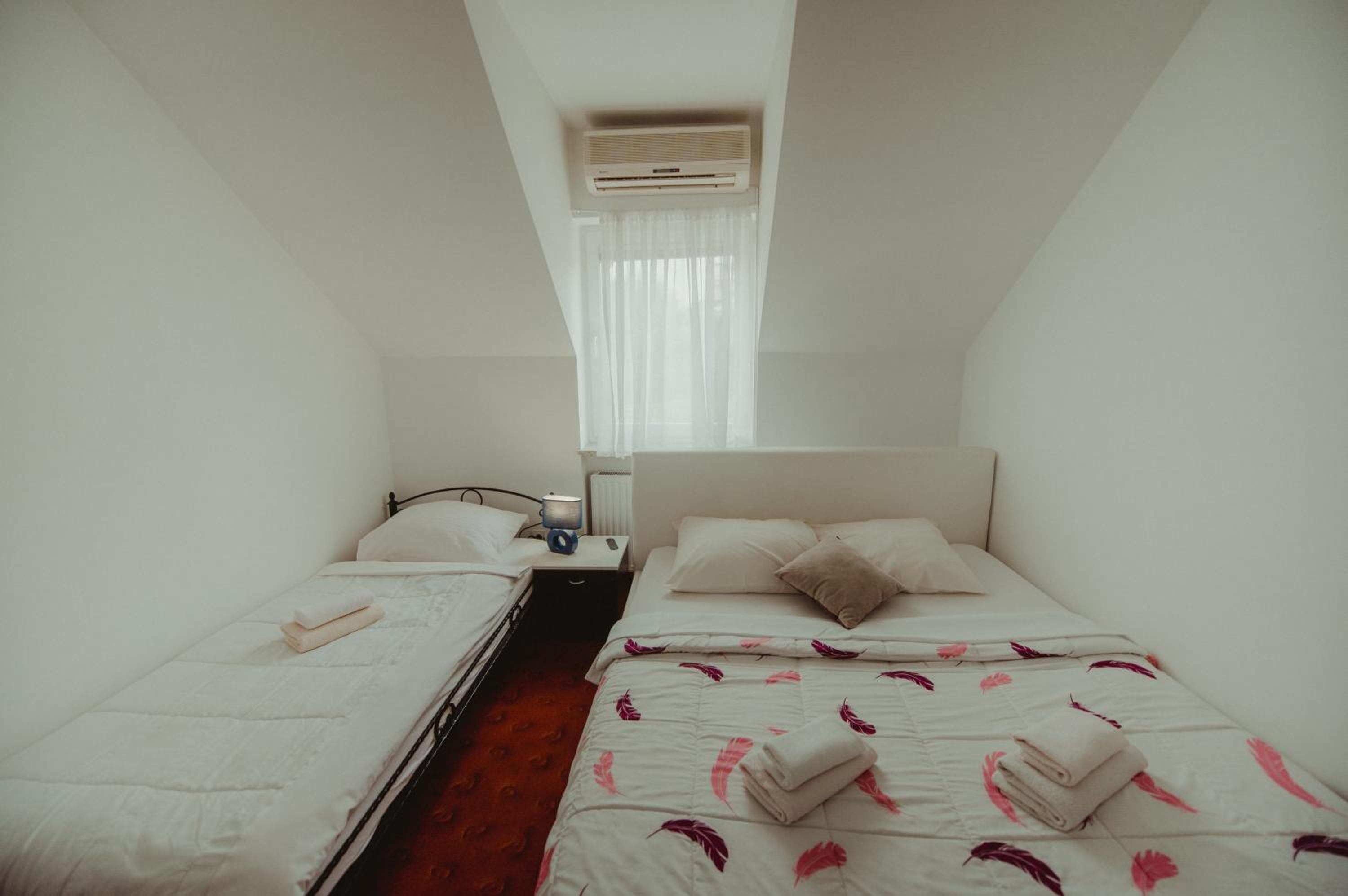 Twin Room with Private Bathroom photo 2